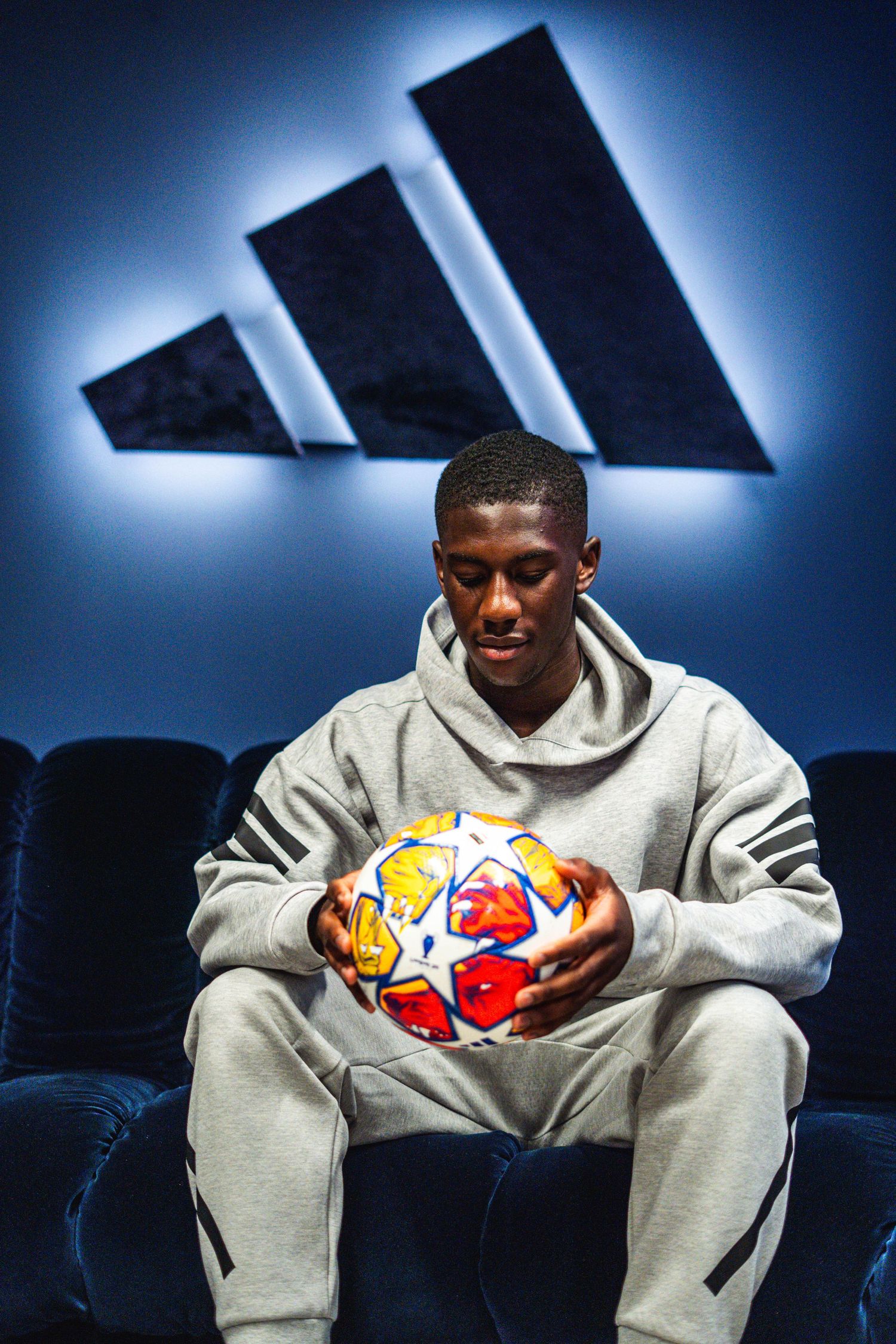 Photo d'un jeune joueur venant de signé un contrat avec adidas