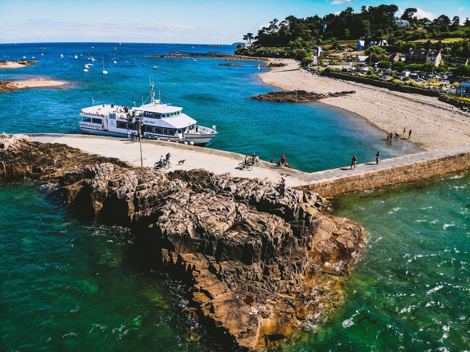 Photo au drone d'un embarcadere en bretagne