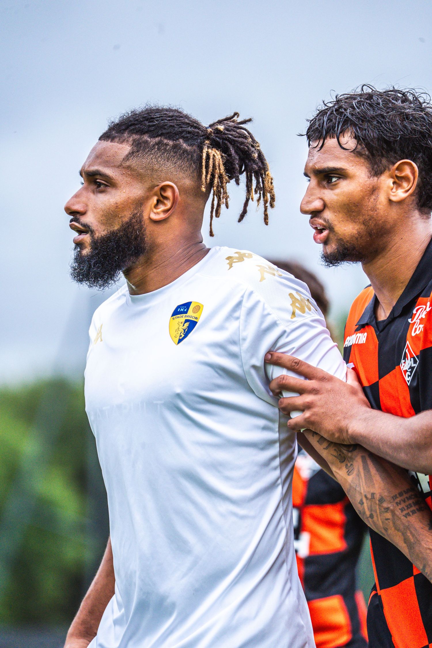 Photo de deux joueurs en bataille