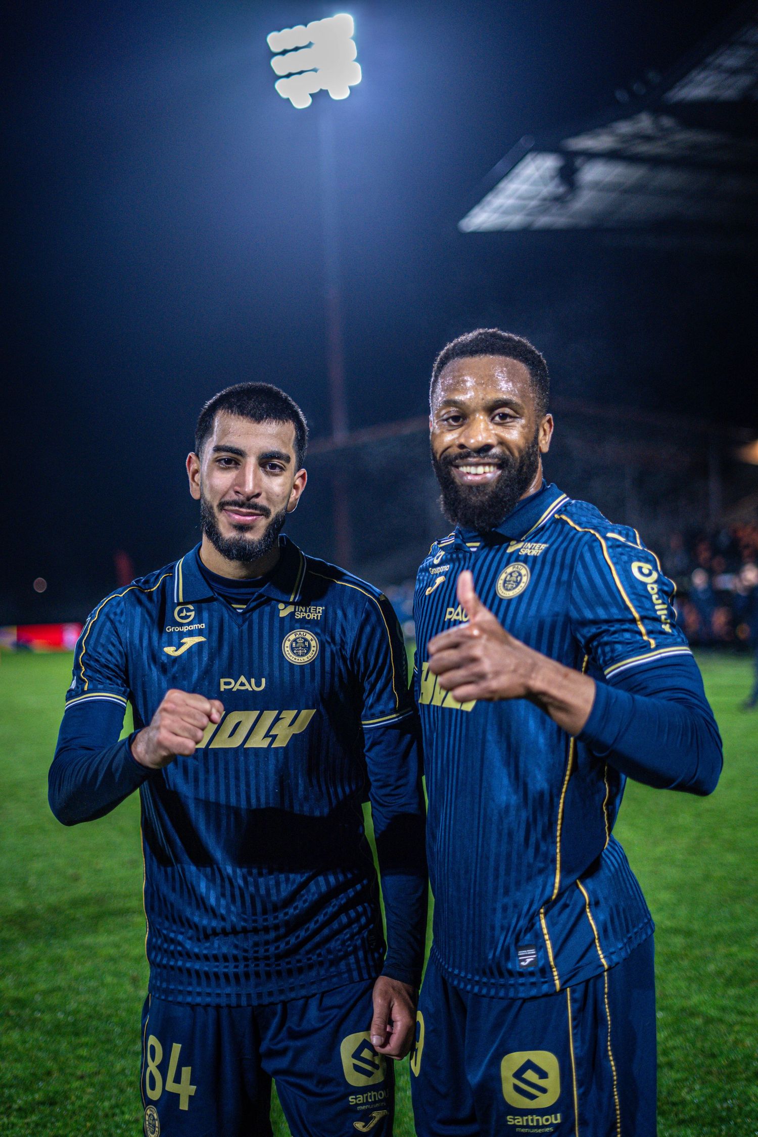 Photo de 2 joueurs de Pau qui celebre leur victoire à laval en 2026