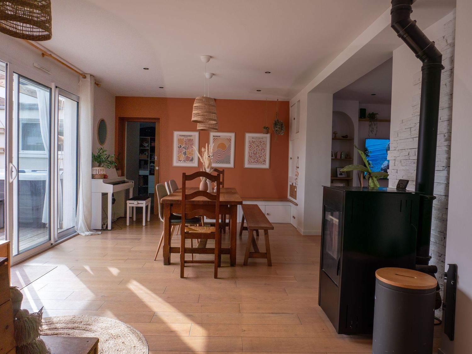 Photo immobilière d'un salon avec poele et table a manger