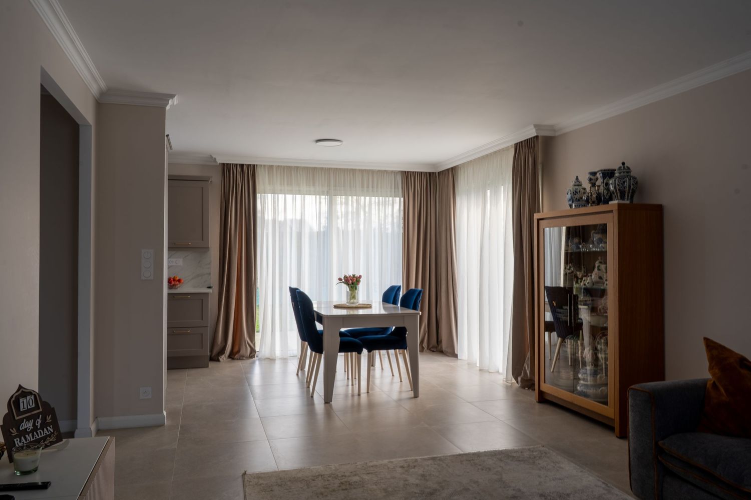 Photo immobiliere d'un salon blanc et spacieux