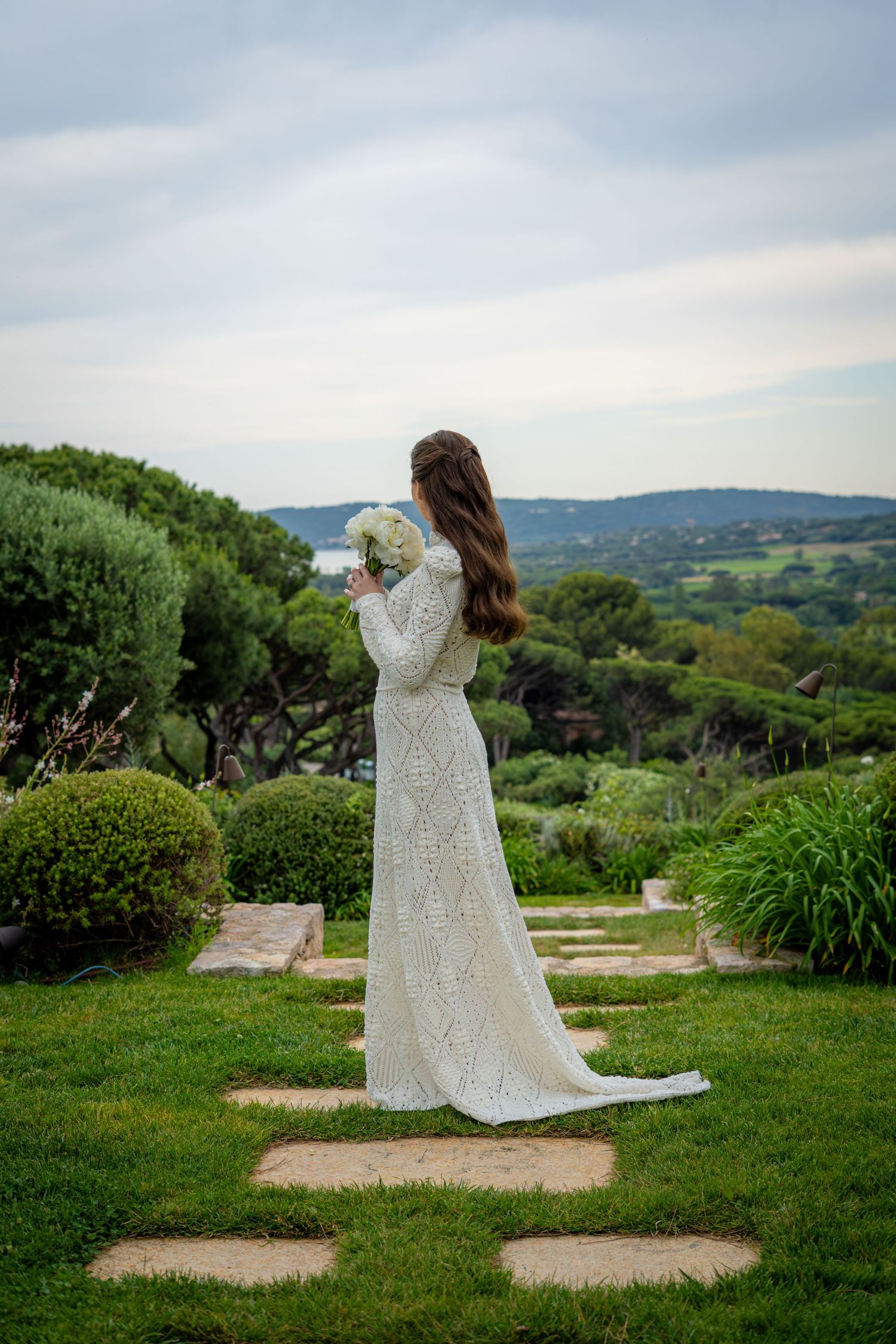 photo de la marié de profil qui regarde l'horizon