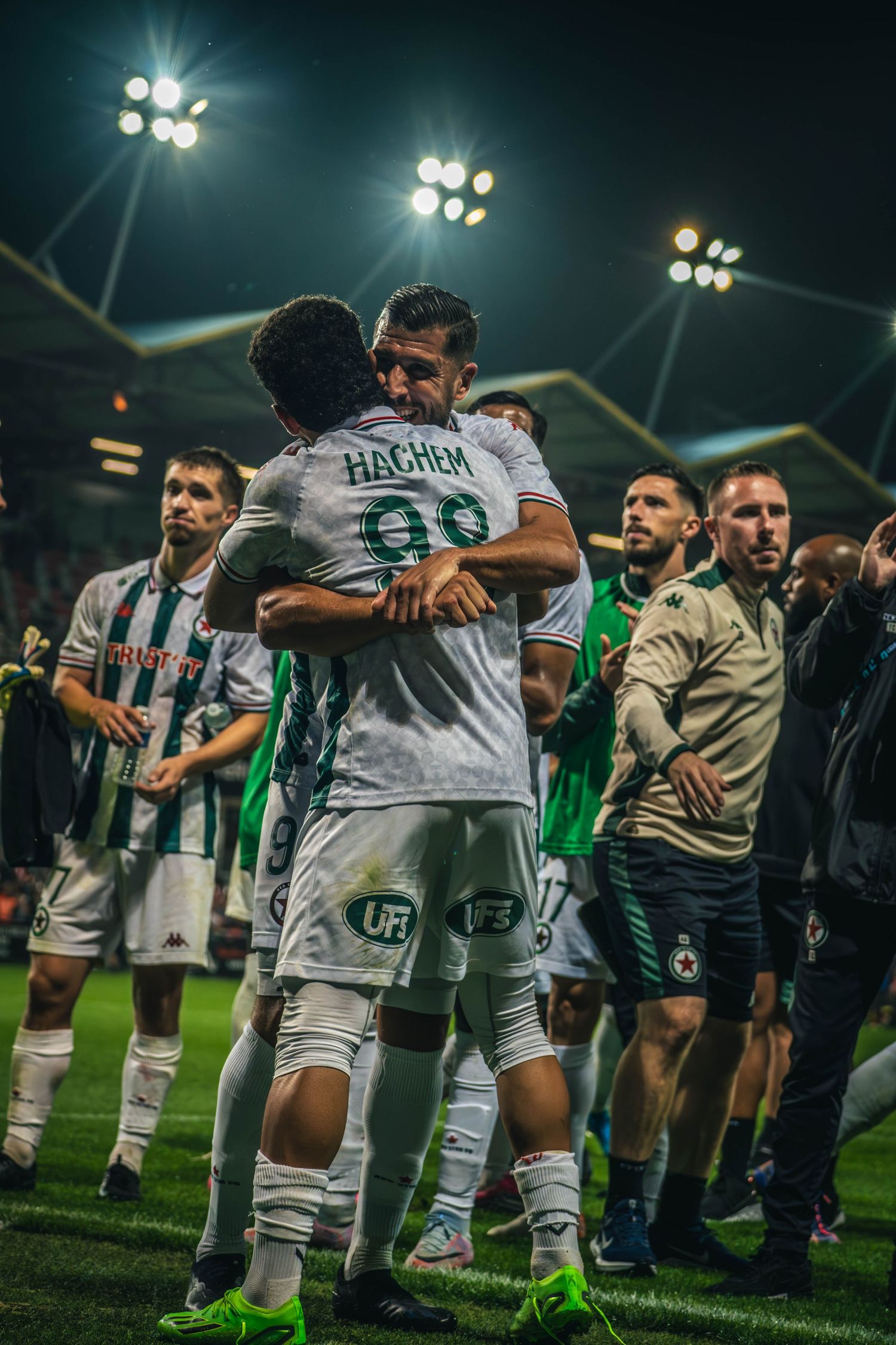 deux joueurs du red star qui s'enlace apres leurs victoire contre guingamp en 2024