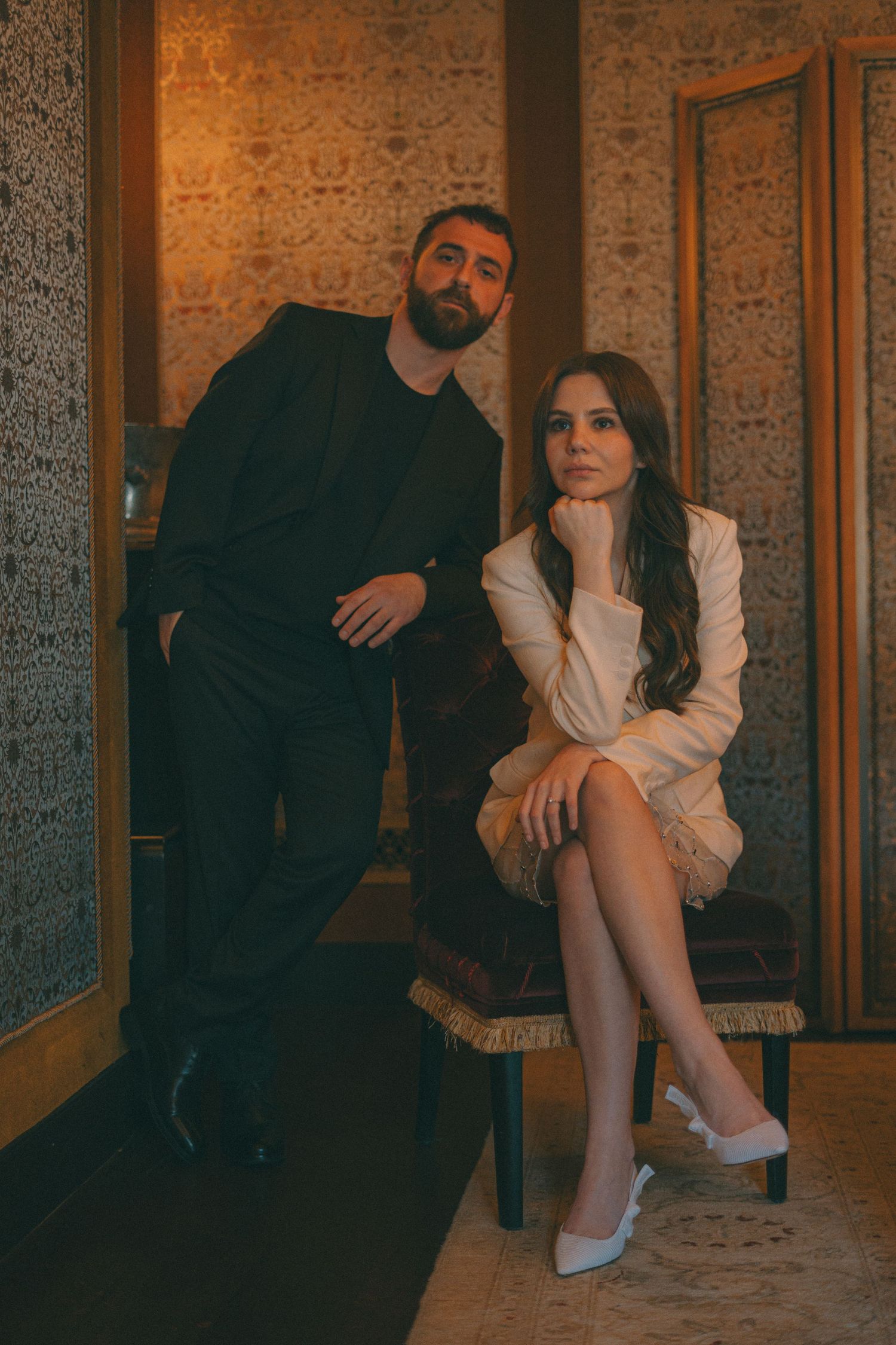 Photo d'un couple de marié dans un salon privé de Revka Paris sur un fauteuil ancien