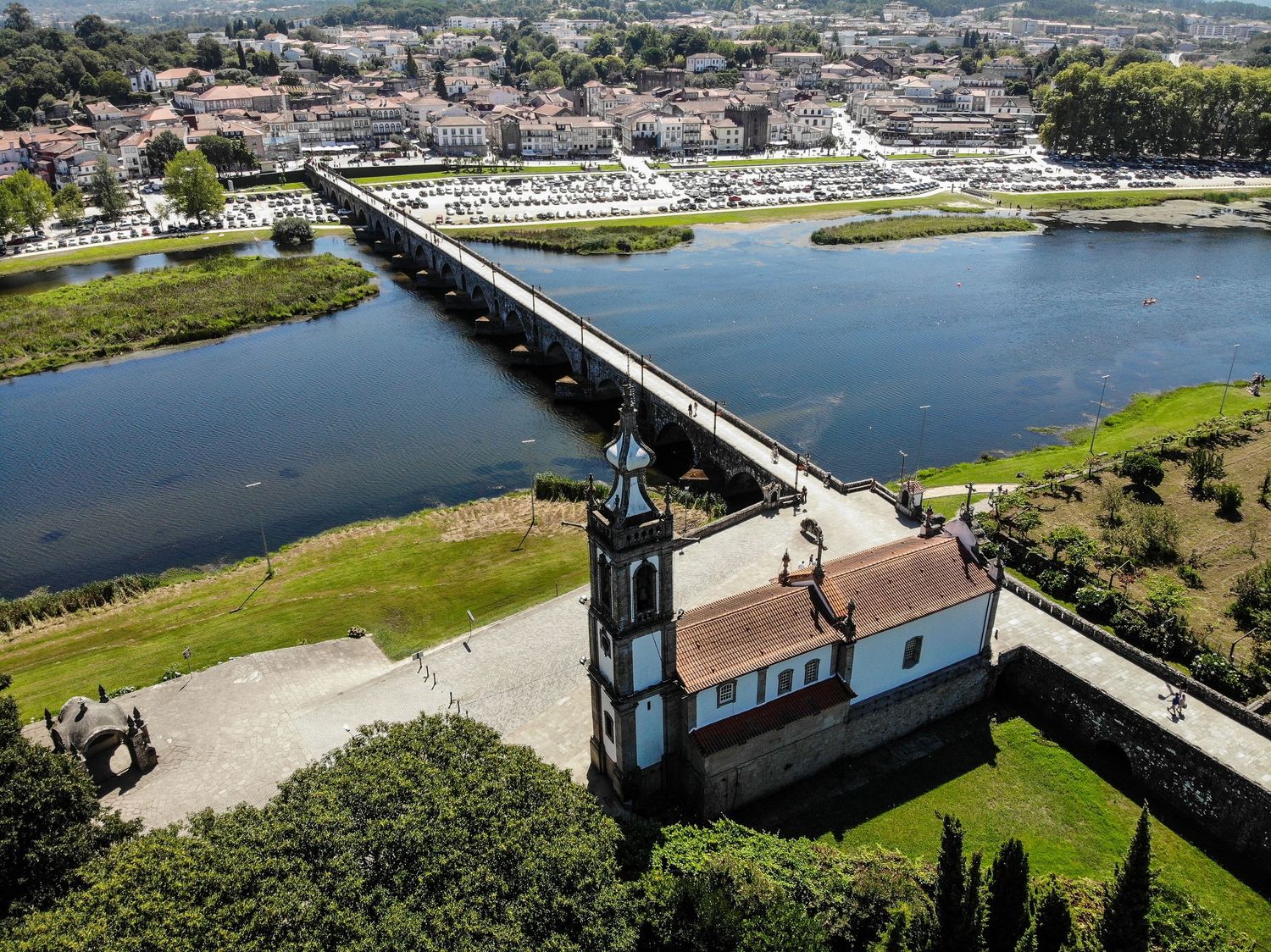 photo d'une eglise au portugal pris en drone