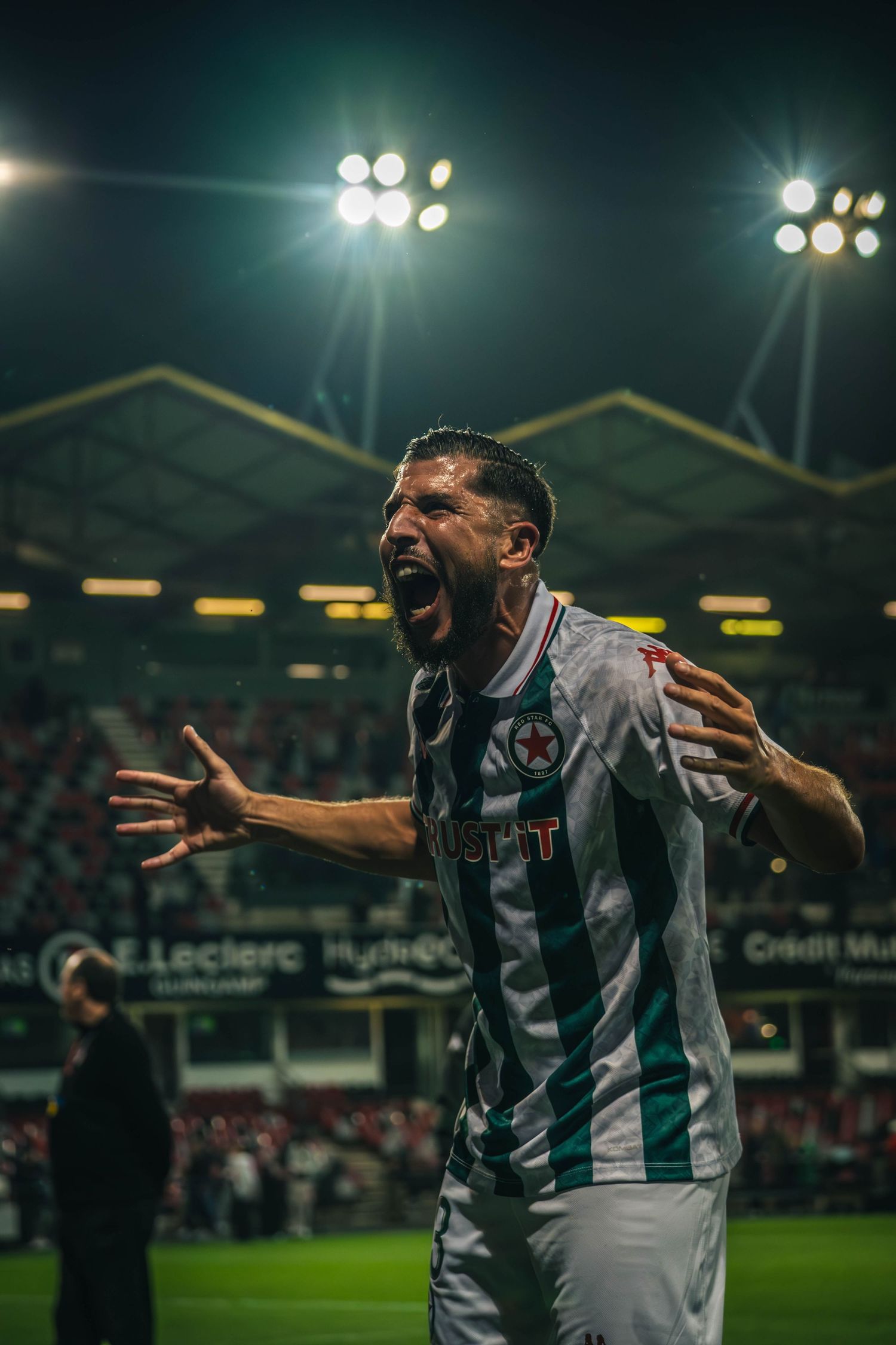 Joueur du Red Star qui exprime sa joie après une victoire de son équipe à Guingamp