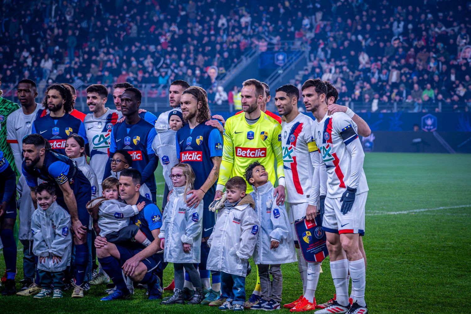 Photo lors d'un match de coupe de france avec les deux equipes qui posent pour la photo