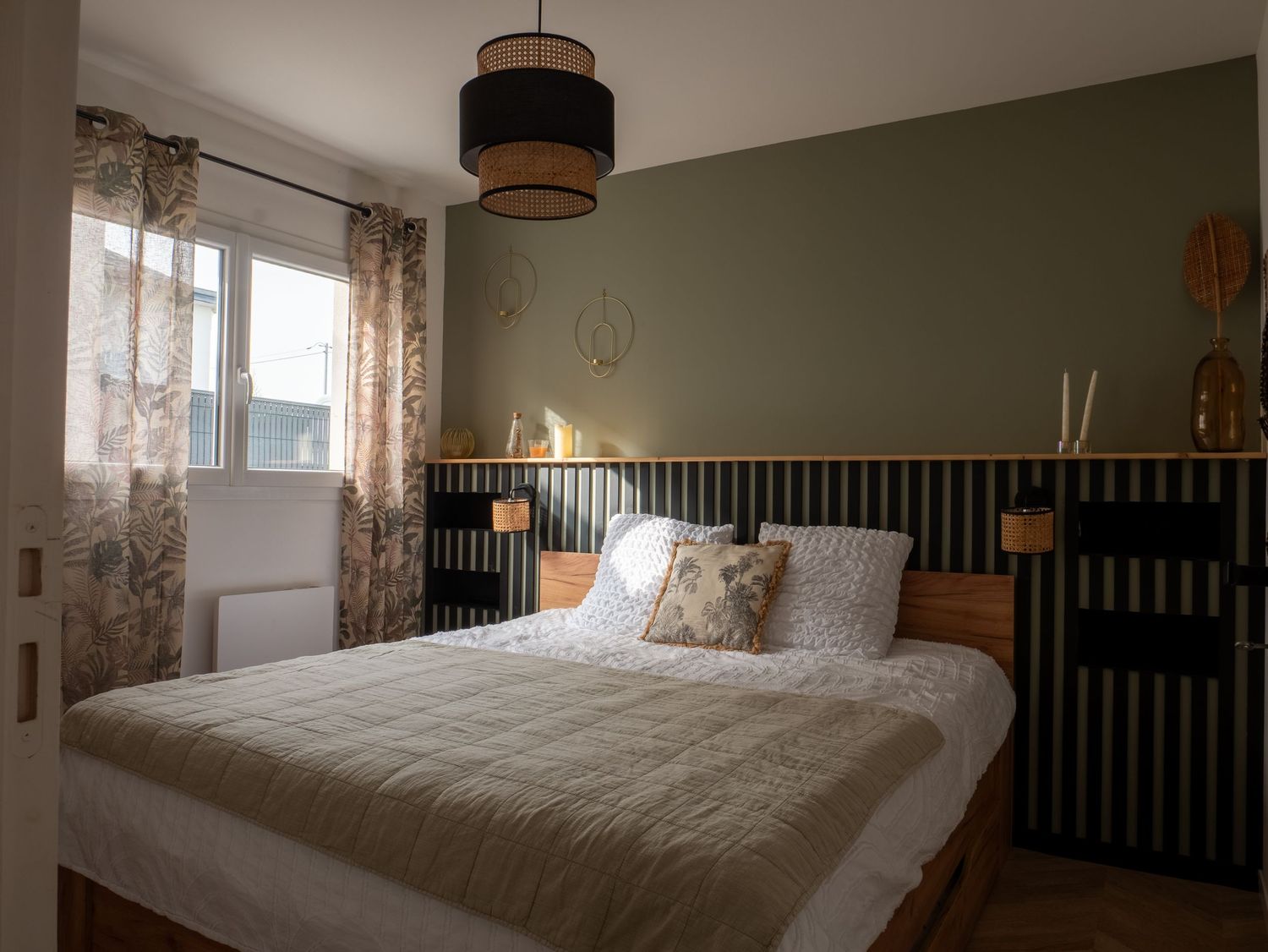 Photo immobilière d'une chambre a coucher dans une couleur verte kaki