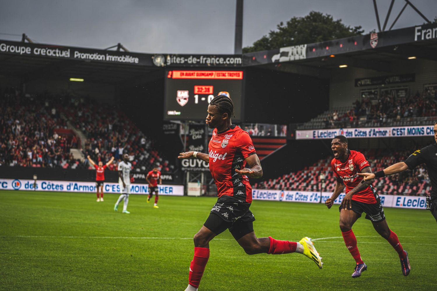 Photo d'un joueur de l'EAG qui celebre son but