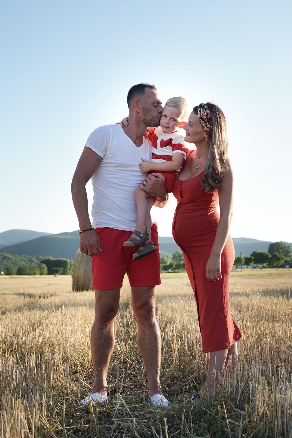 Photo d'un couple avec leur enfant au milieu