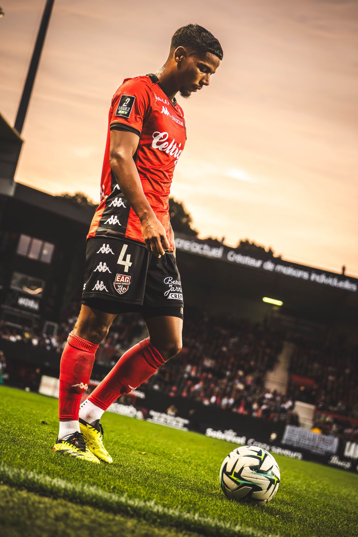 Photo d'un joueur de guingamp avec coucher de soleil pris en contre plongée au roudourou