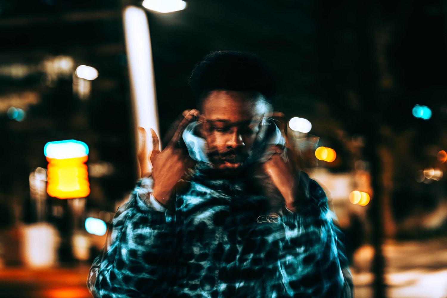 Photo avec un shutter speed bas pour un effet flou d'un rapeur sur paris de nuit