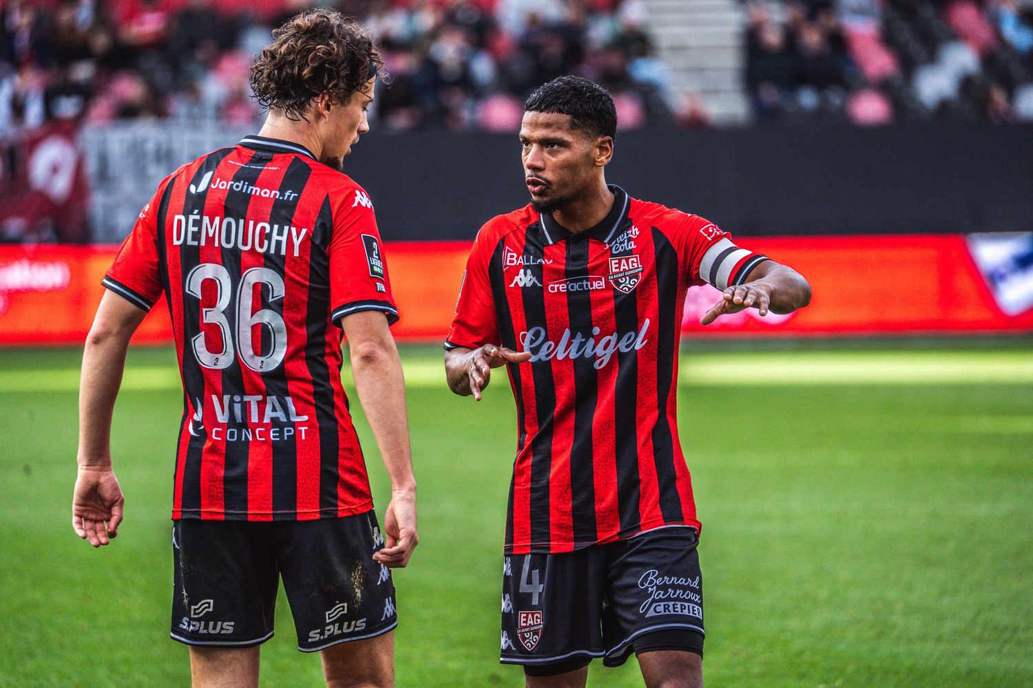 Photo de 2 joueurs de Guingamp qui discute tactique