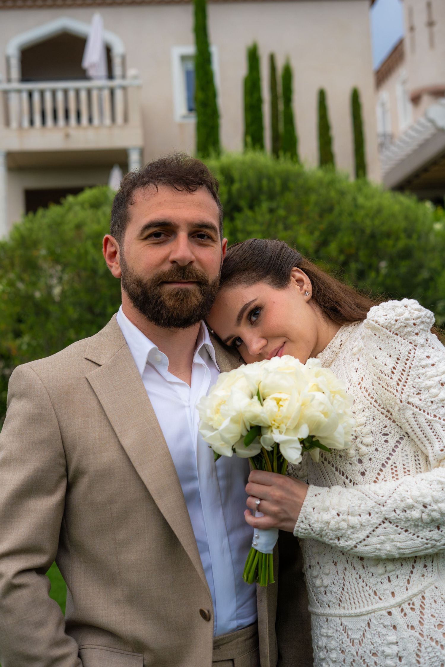 Photo d'un couple avec la femme qui a sa tete sur l'epaule de son mari