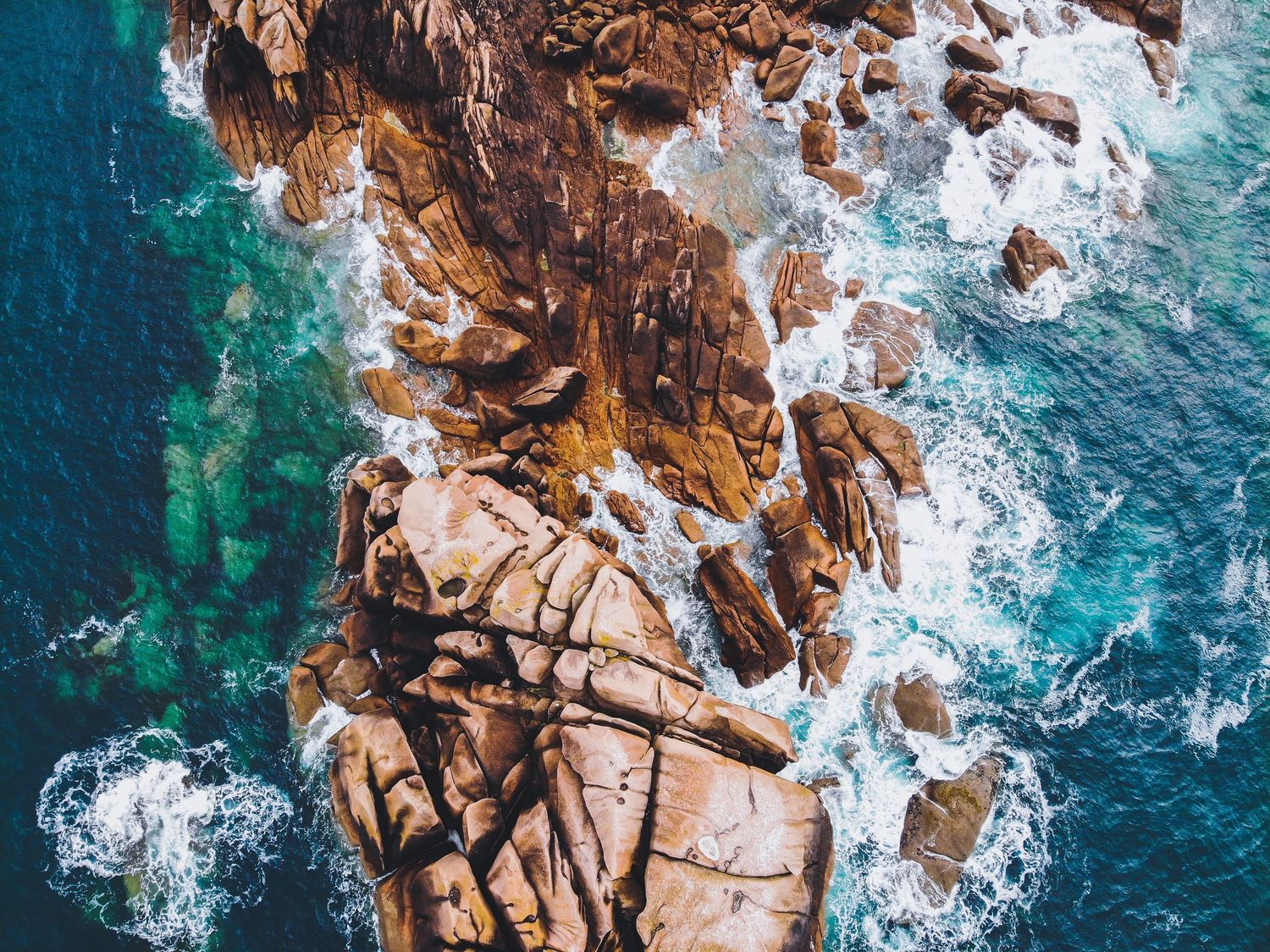 Photo prise avec un drone au dessus de la cote de granit rose