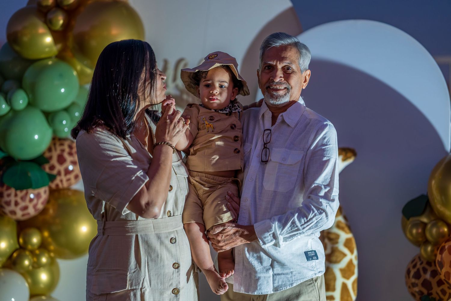 Safari-themed party setting with gold and green balloon decorations and giraffe accents.