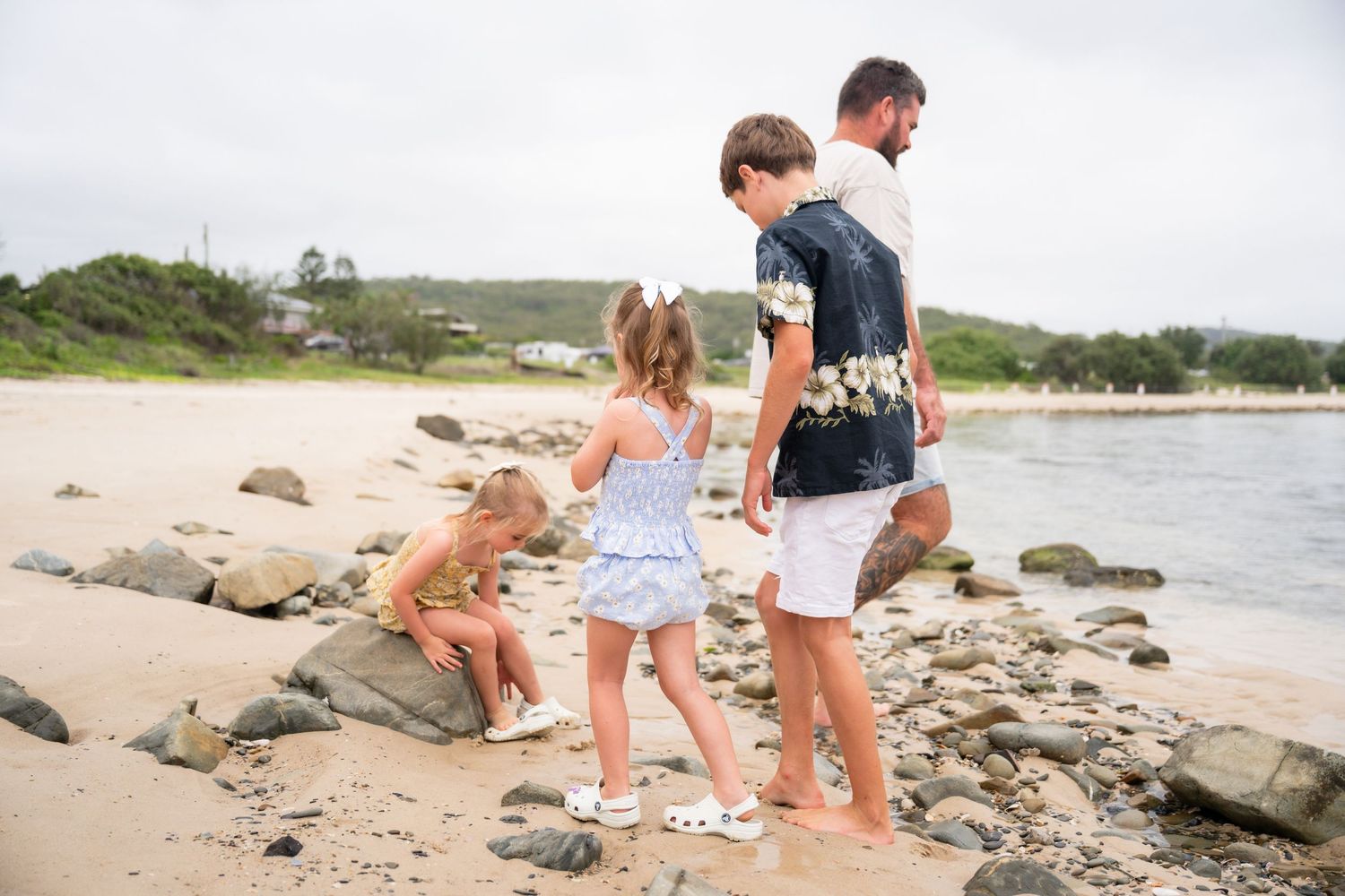 Storytelling photos at Hastings Point - Tweed Coast, young family exploring the rocks.