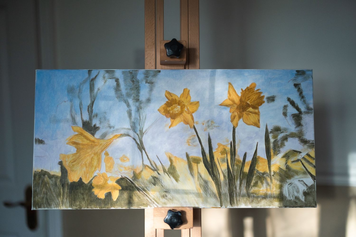 Painting of daffodils in the spring time in Oak Hill Park, on an easel.