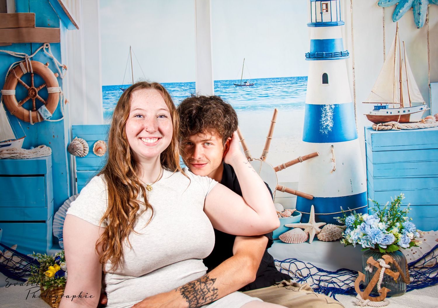 séance photo couple en studio à Charlesbourg Québec. Sur fond à thématique bord de mer.