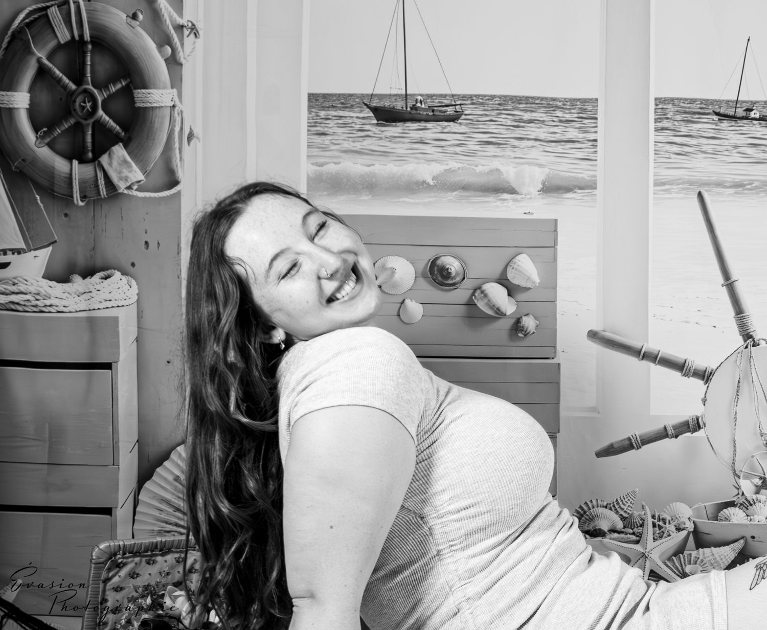 séance photo portrait en studio à Charlesbourg Québec. Sur fond à thématique bord de mer.
