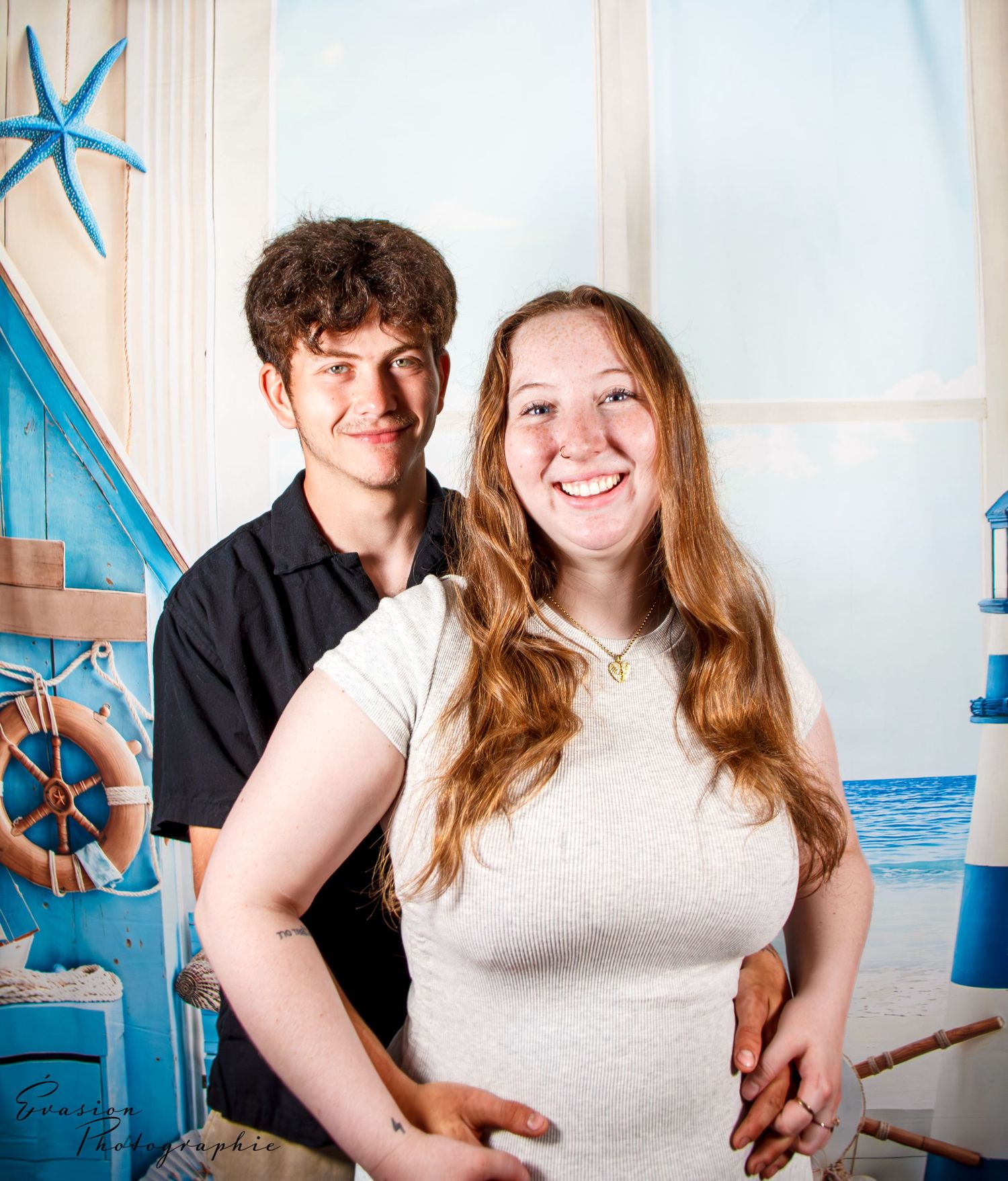 séance photo couple en studio à Charlesbourg Québec. Sur fond à thématique bord de mer.