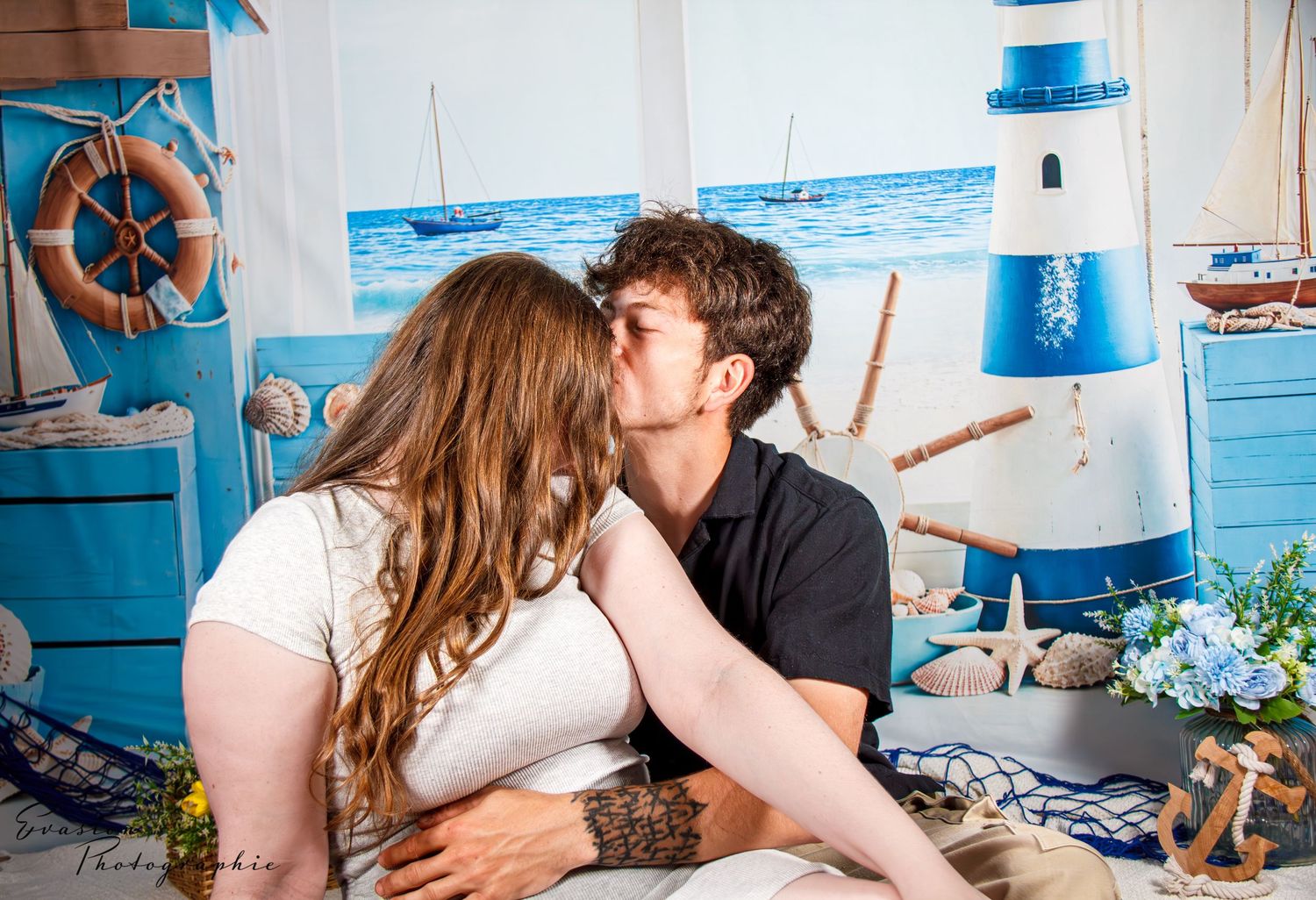 séance photo couple en studio à Charlesbourg Québec. Sur fond à thématique bord de mer.