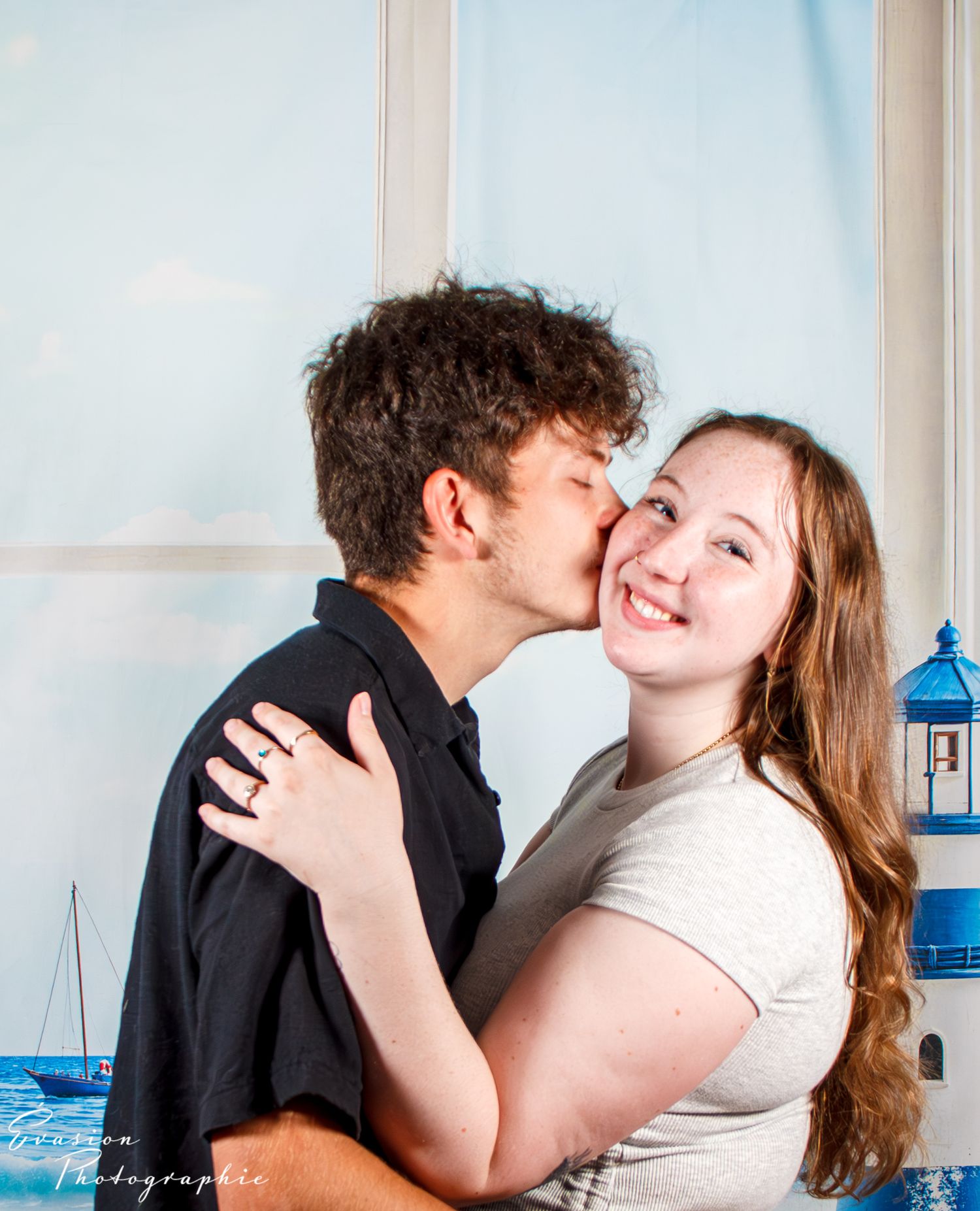 séance photo couple en studio à Charlesbourg Québec. Sur fond à thématique bord de mer.