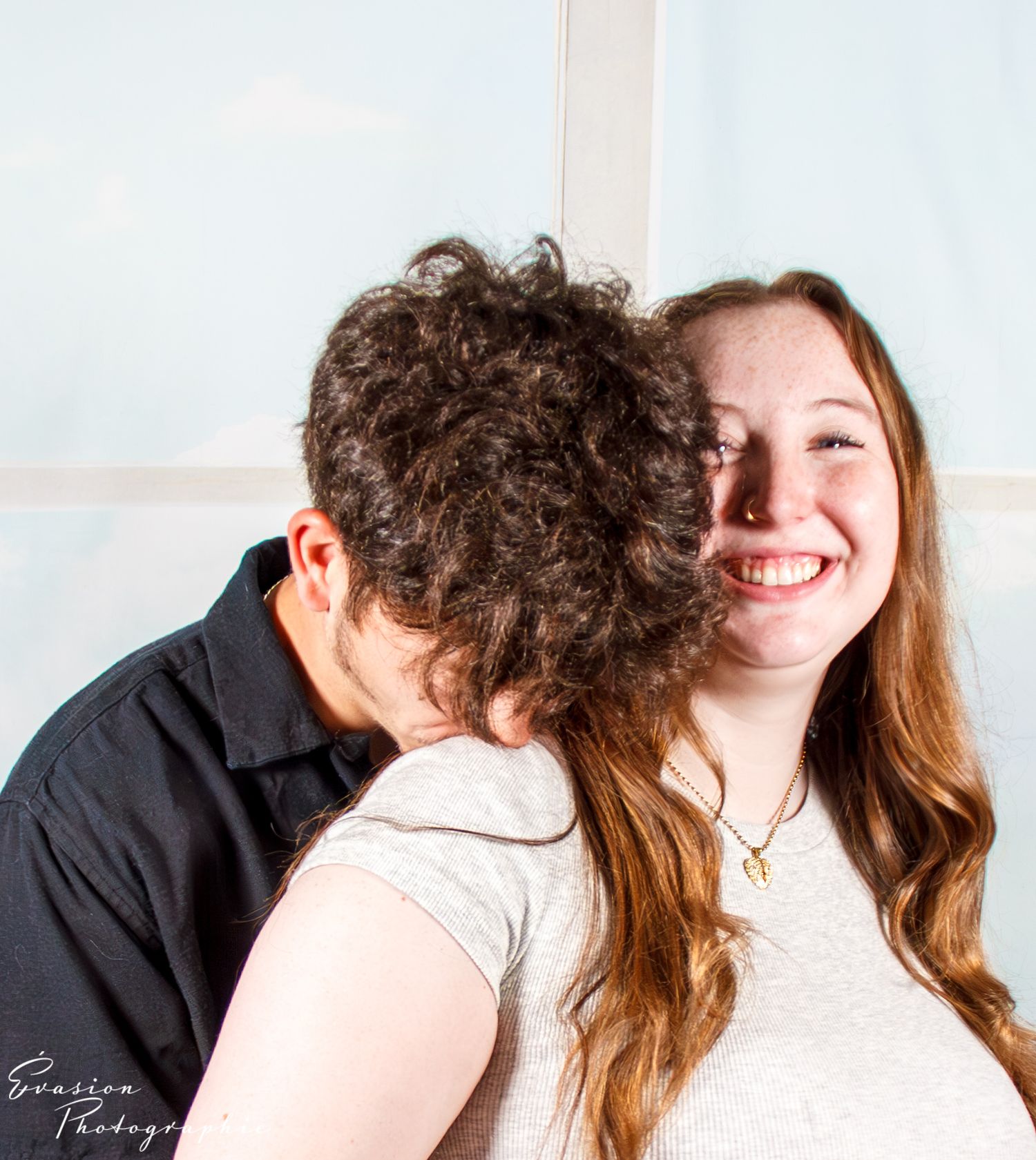 séance photo couple en studio à Charlesbourg Québec. Sur fond à thématique bord de mer.