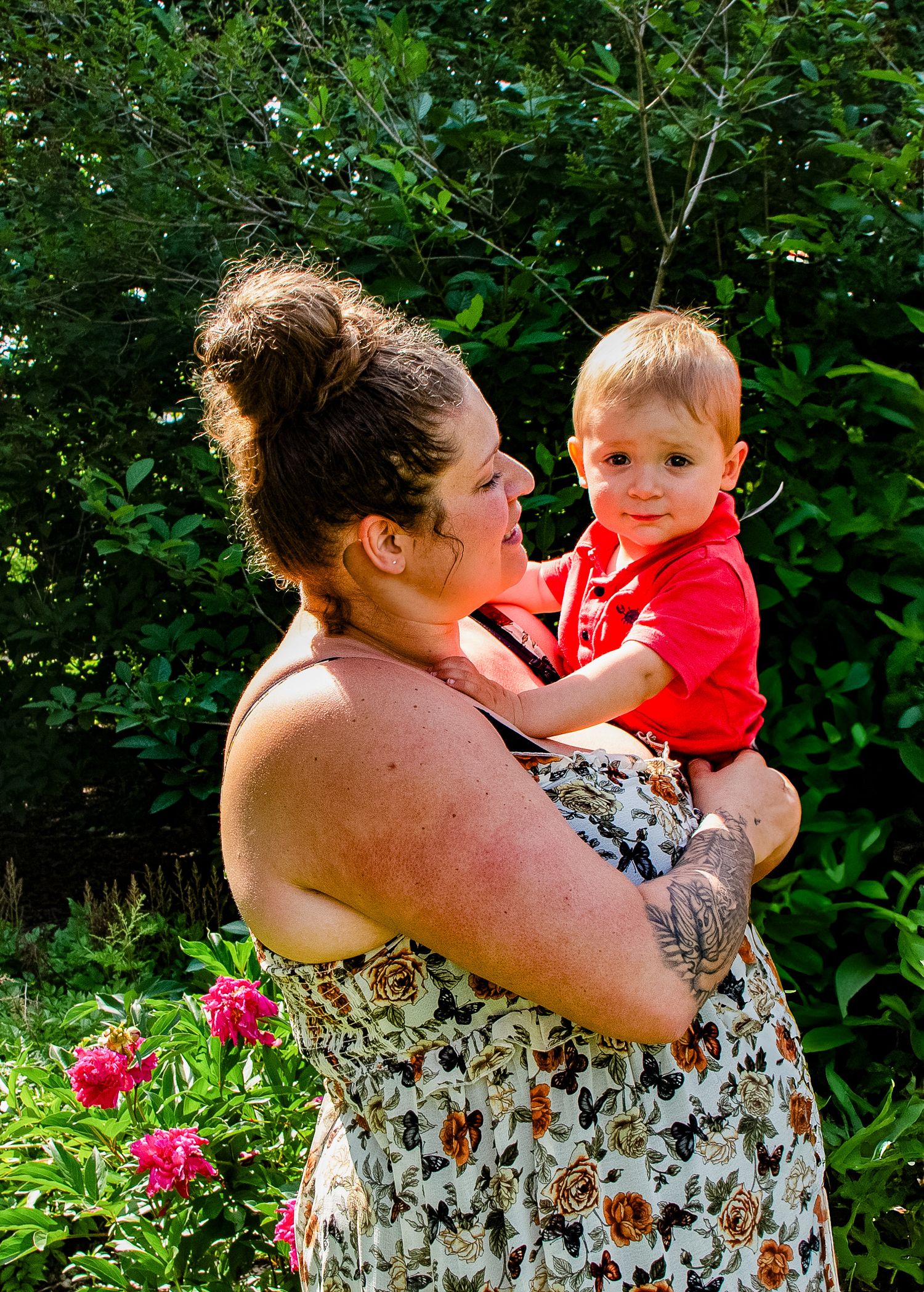 Séance photo mère et fils dans un jardin fleuri au Domaine Maizeret à Québec.