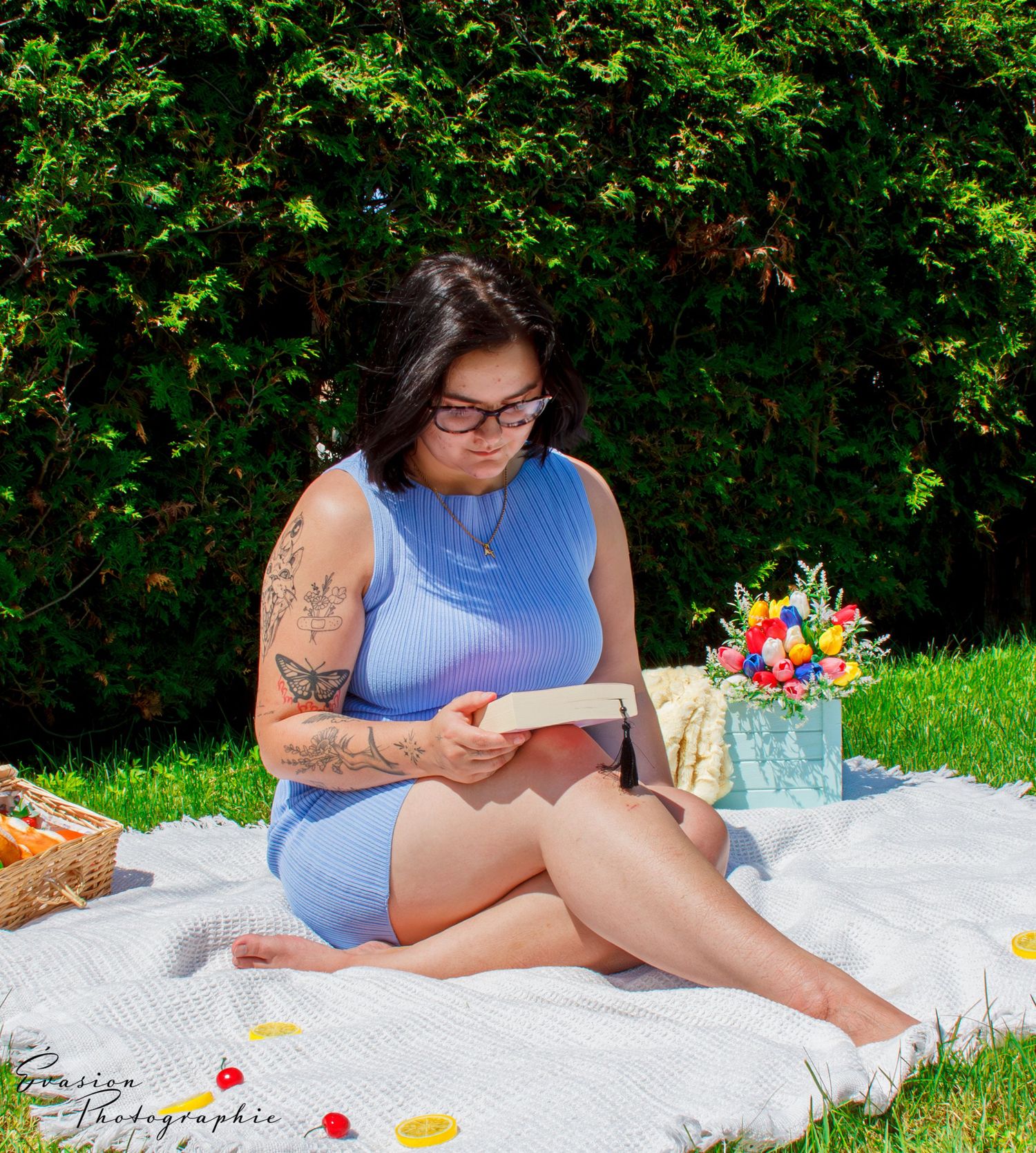 Séance photo estivale à Québec d'une femme lisant pendant un pique-nique coloré.