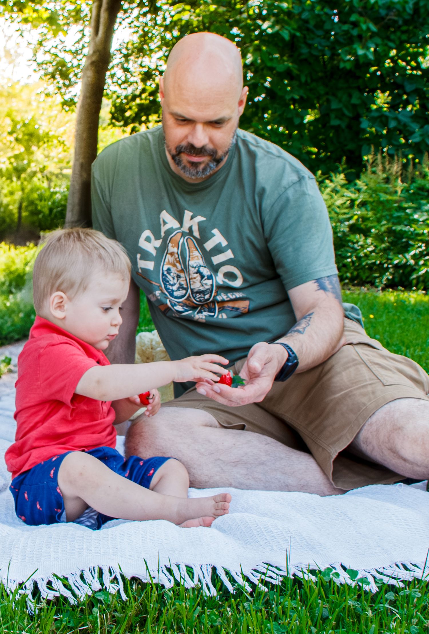 Séance photo père et fils au Domaine Maizeret à Québec lors d’un moment complice en plein air.