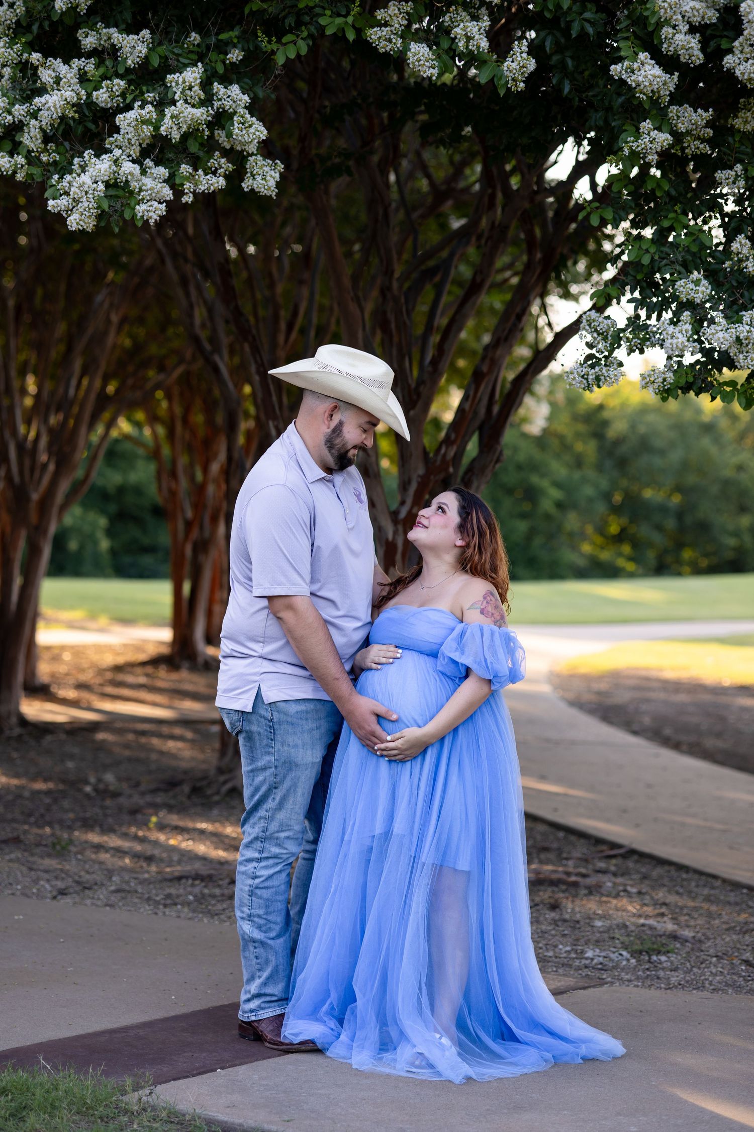 maternity session at frisco commons park in frisco texas by sjc photography
