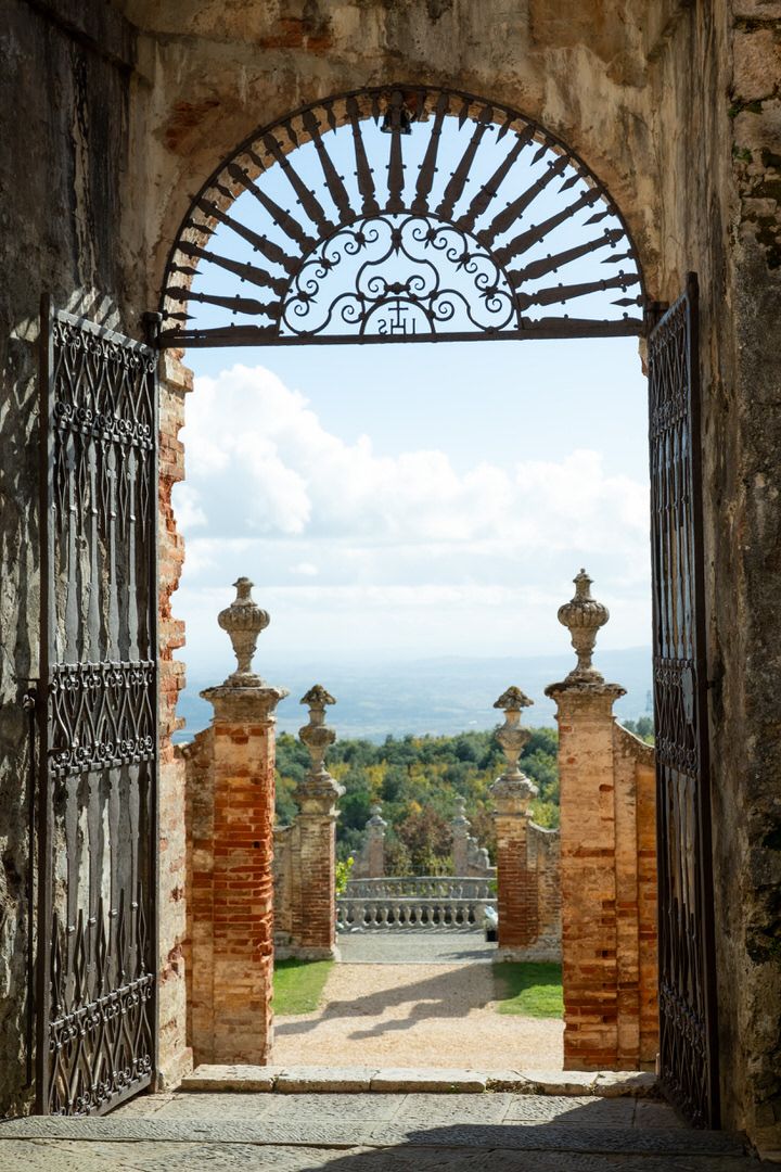 Wedding at Castello di Celsa at a destination wedding in italy. Destination wedding photographer italy