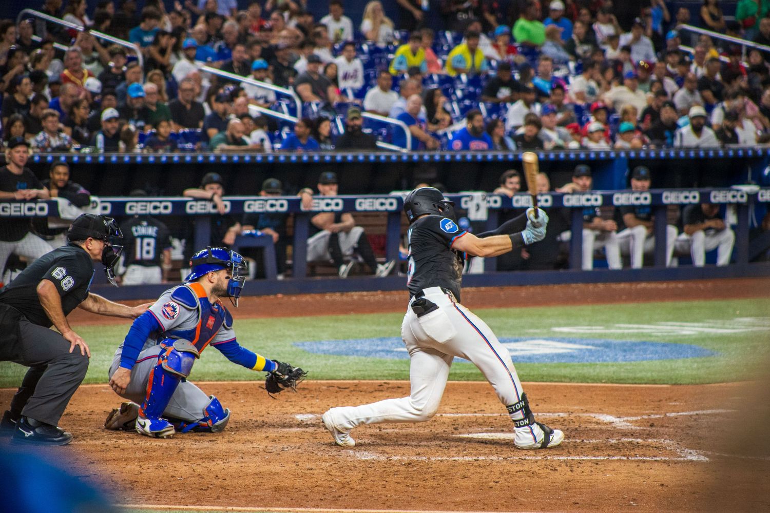 Baseball players collide at home plate during dramatic scoring attempt in MLB game.