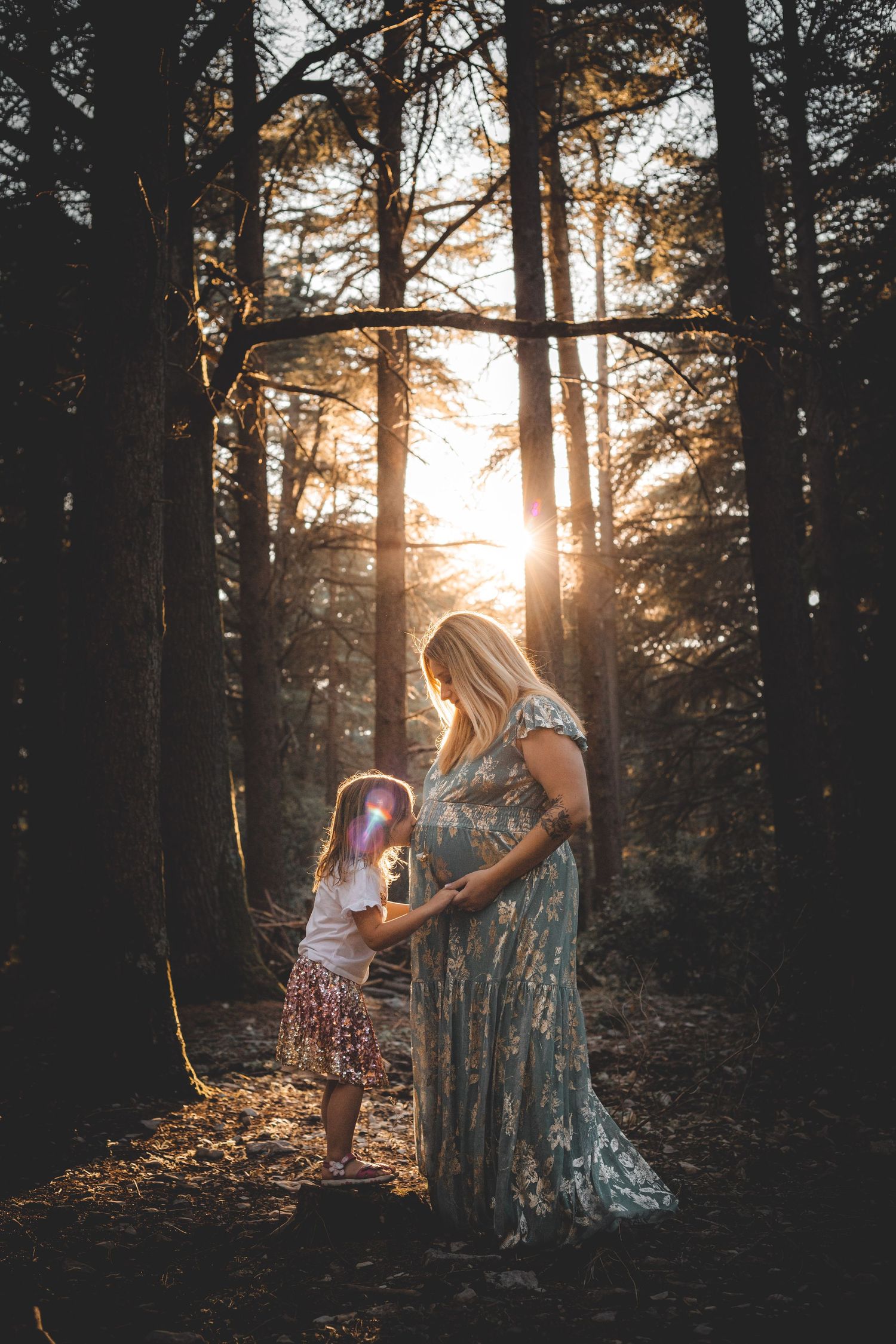 Enfants famille bébé grossesse enceinte bonnieux coucher de soleil en provence en nature lumière naturelle extérieur été foret des cèdres