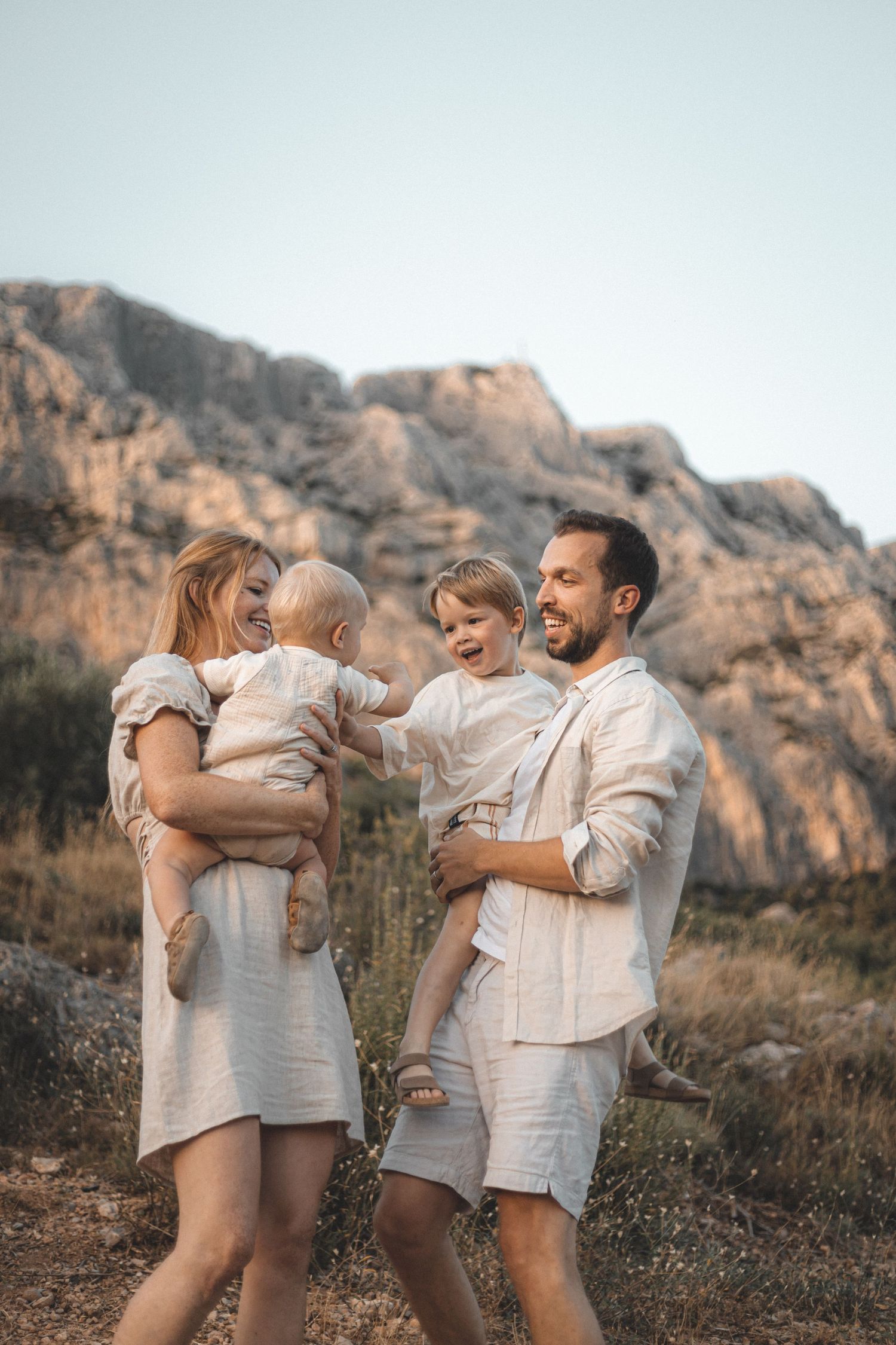 Enfants famille bébé grossesse enceinte couple coucher de soleil en provence en nature lumière naturelle extérieur été sainte-victoire