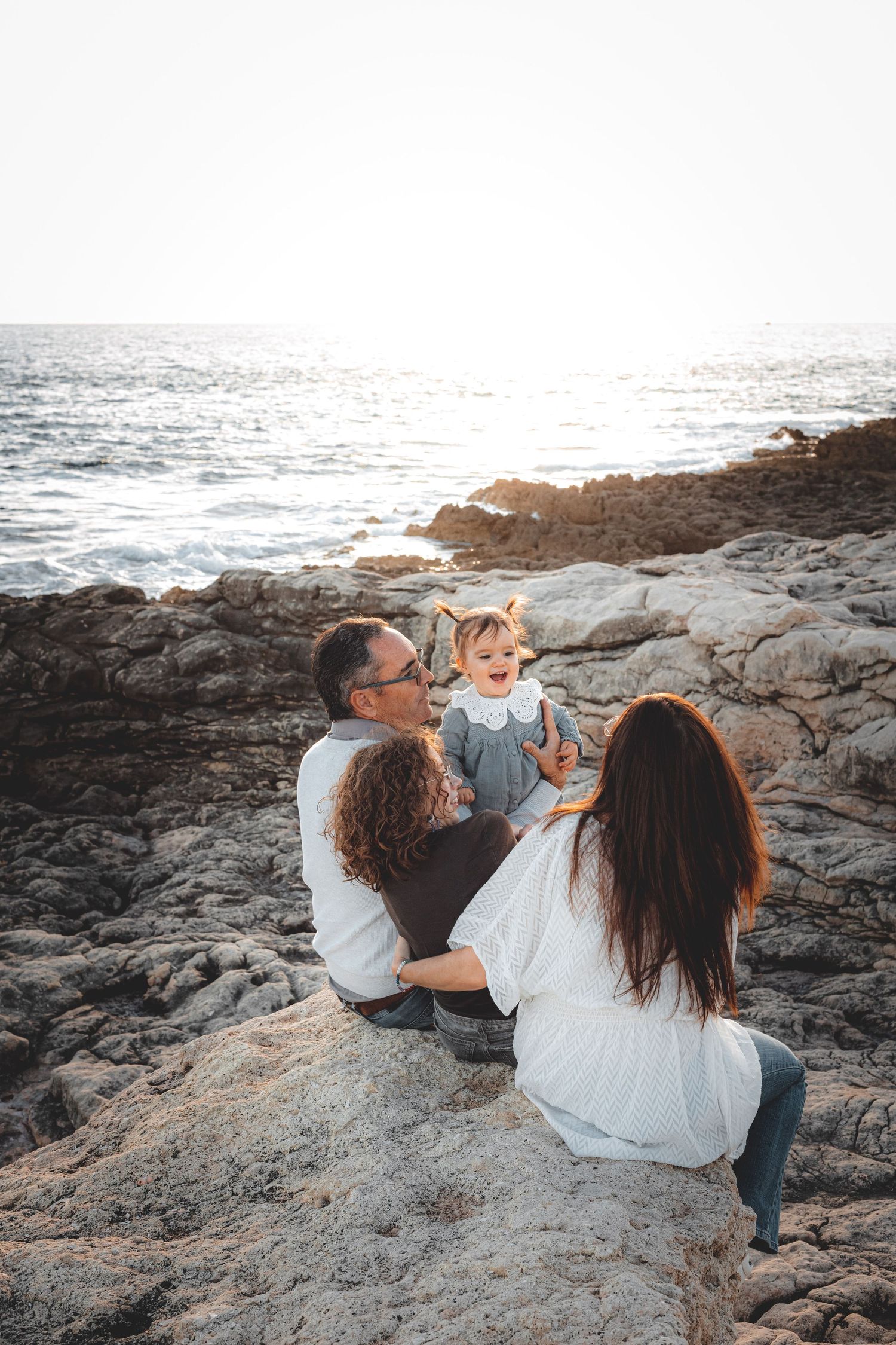 Enfants famille bébé grossesse enceinte couple coucher de soleil en provence en nature lumière naturelle extérieur été carro martigues cap