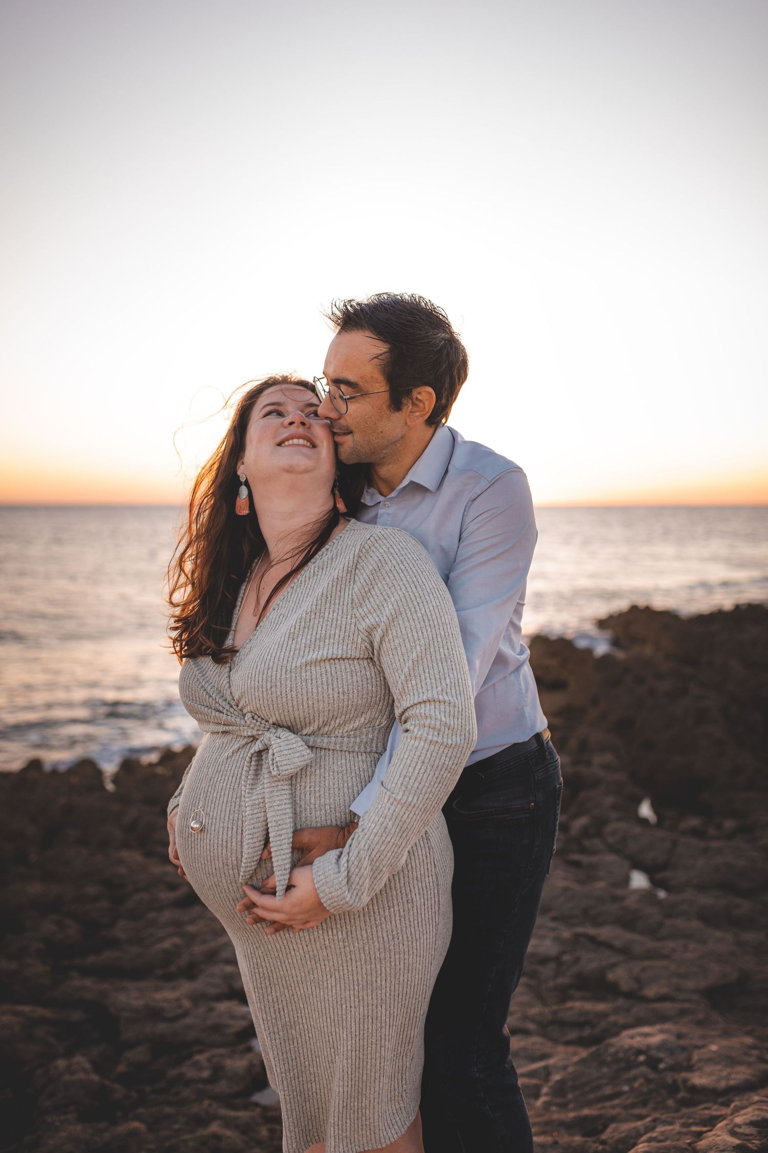 Enfants famille bébé grossesse enceinte couple coucher de soleil en provence en nature lumière naturelle extérieur été carro mer martigues