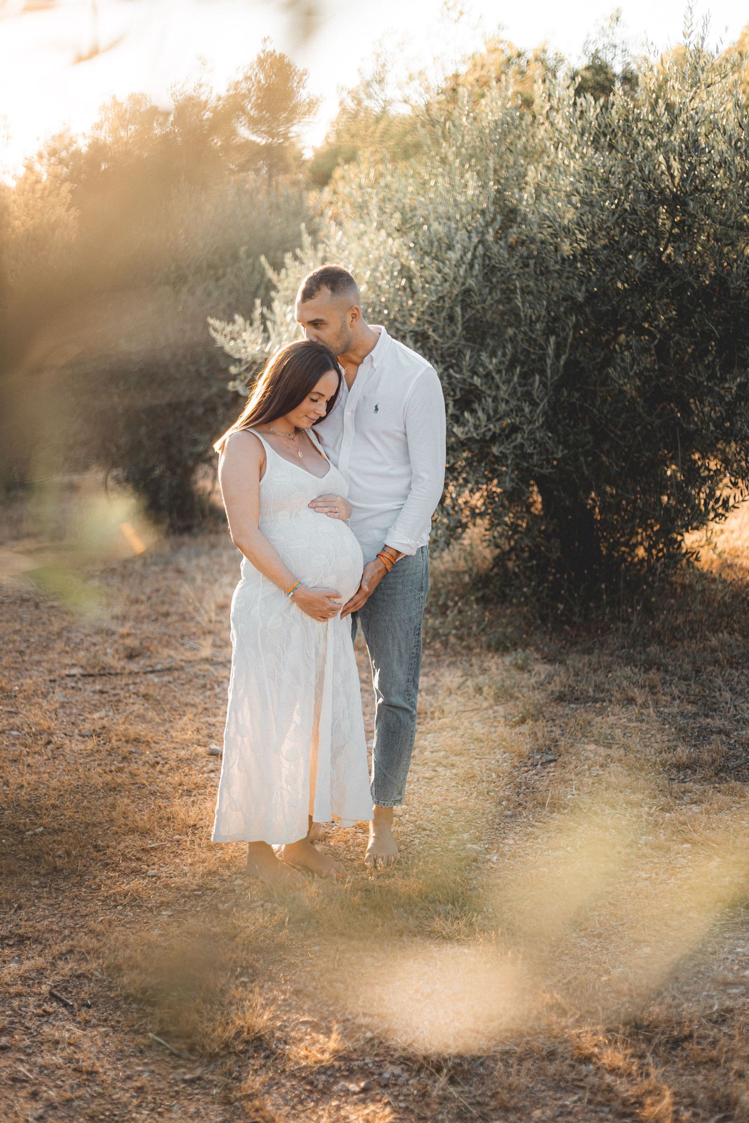 Enfants famille bébé grossesse enceinte couple coucher de soleil en provence en nature lumière naturelle extérieur été sainte-victoire