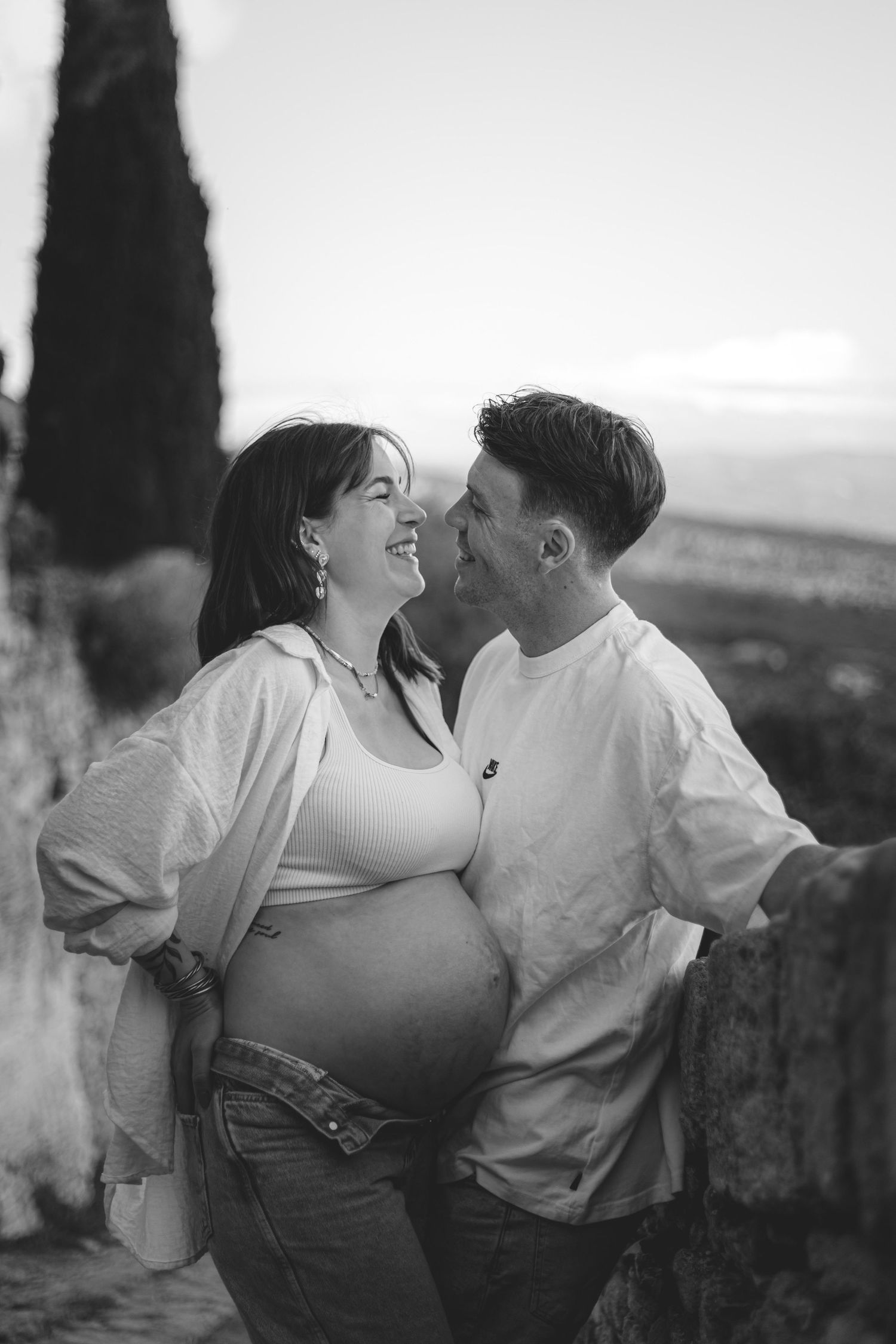 Enfants famille bébé grossesse enceinte couple coucher de soleil en provence en nature lumière naturelle extérieur été noir et blanc gordes