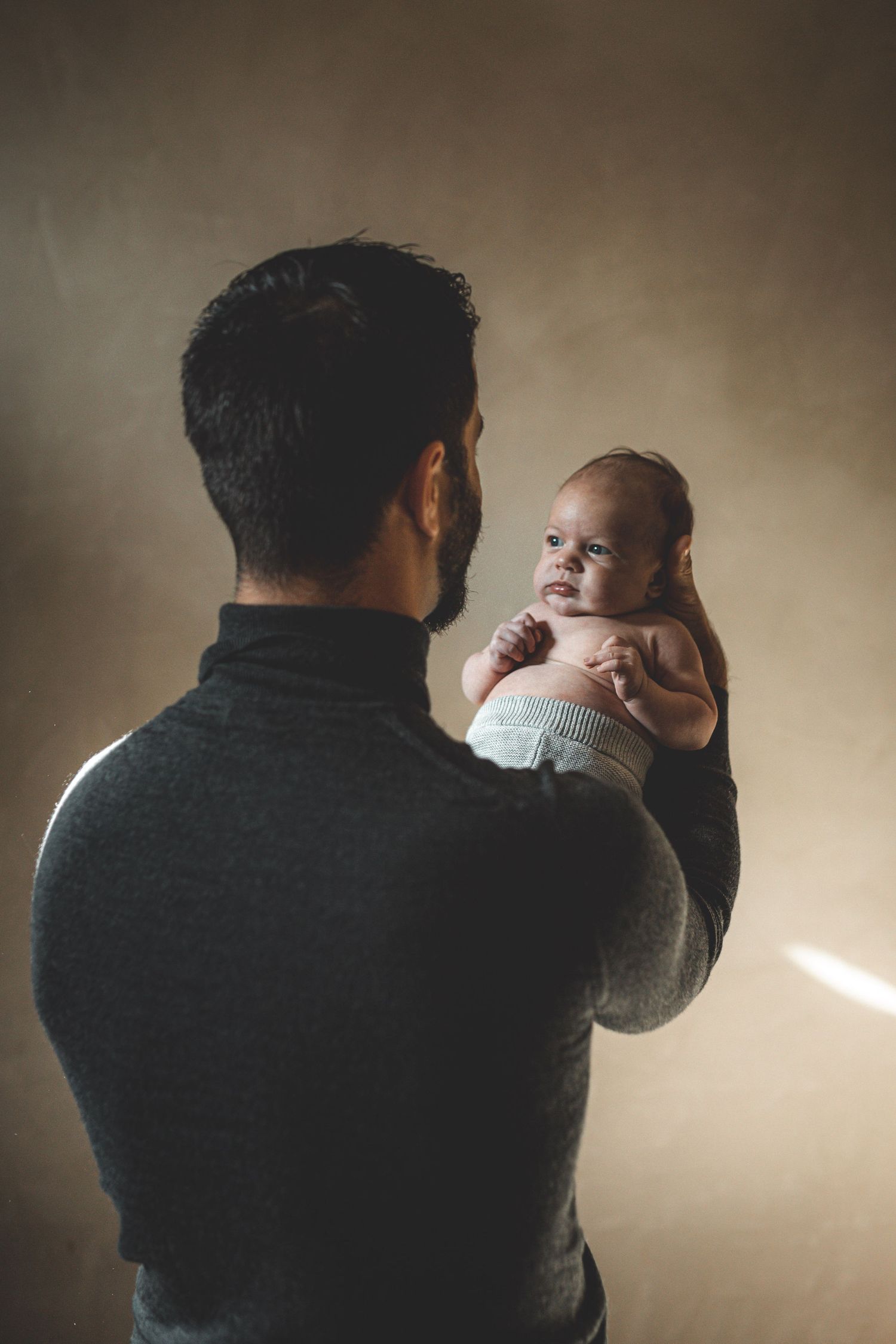Enfants famille bébé grossesse enceinte couple coucher de soleil en provence en nature lumière naturelle extérieur été papa père