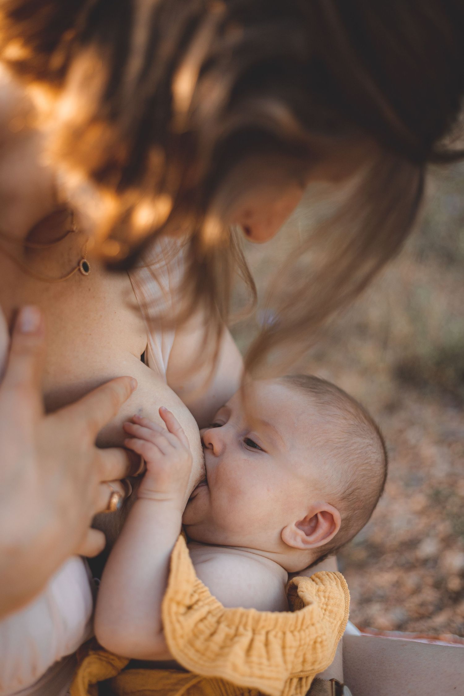 Enfants famille bébé grossesse enceinte couple coucher de soleil en provence en nature lumière naturelle extérieur été