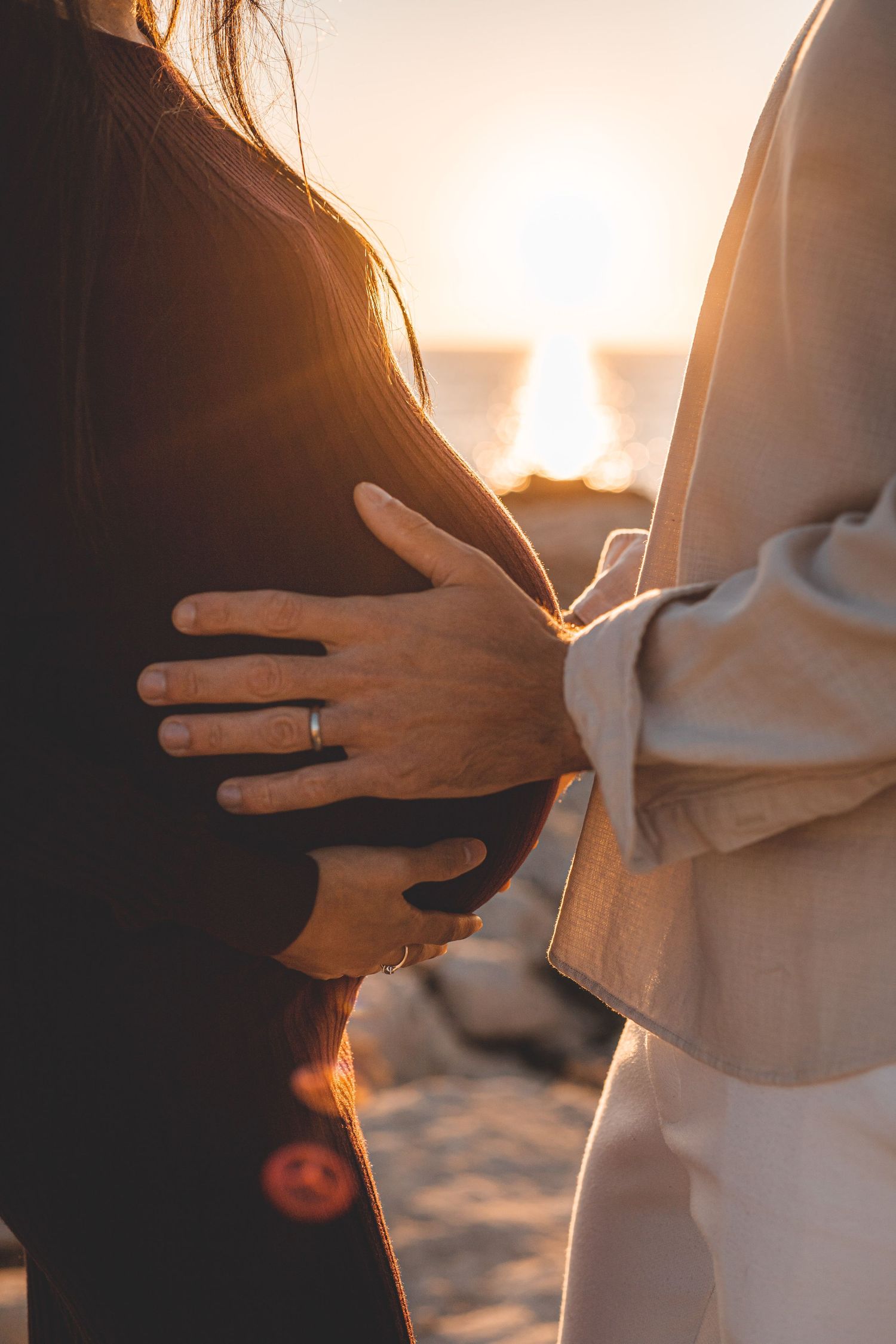Enfants famille bébé grossesse enceinte couple coucher de soleil en provence en nature lumière naturelle extérieur été carro mer martigues