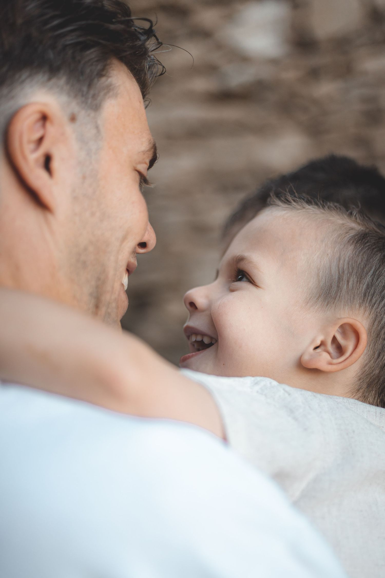Un enfant regarde avec l'air malicieux son père