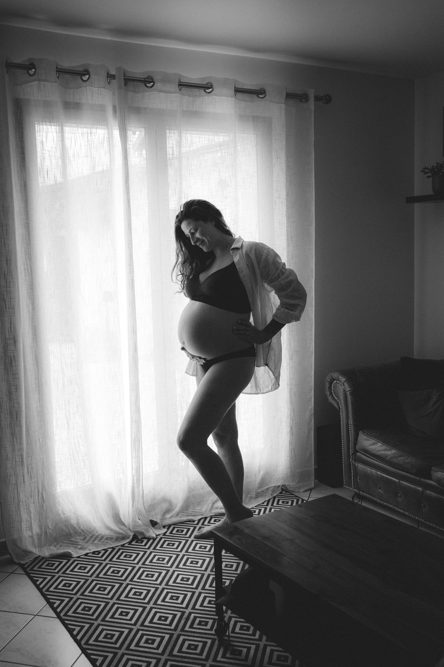 Enfants famille bébé grossesse enceinte couple coucher de soleil en provence en nature lumière naturelle extérieur été