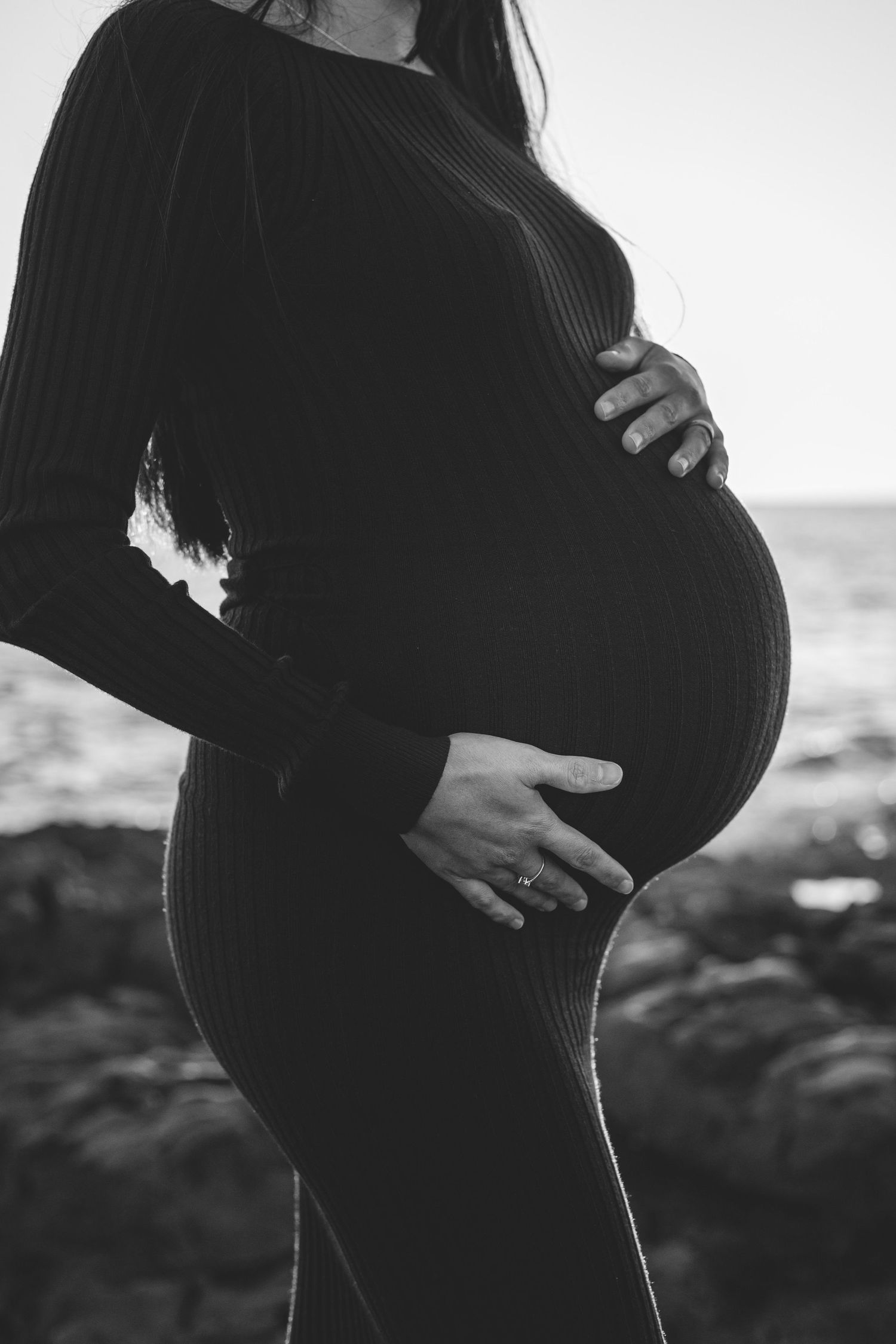 Enfants famille bébé grossesse enceinte couple coucher de soleil en provence en nature lumière naturelle extérieur été  carro mer martigues