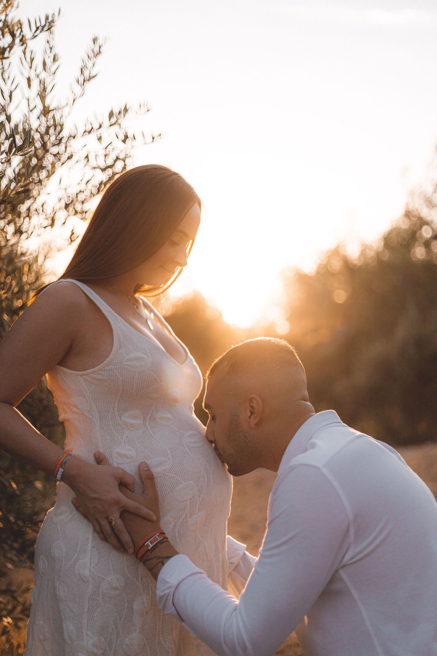 Enfants famille bébé grossesse enceinte couple coucher de soleil en provence en nature lumière naturelle extérieur été sainte-victoire aix