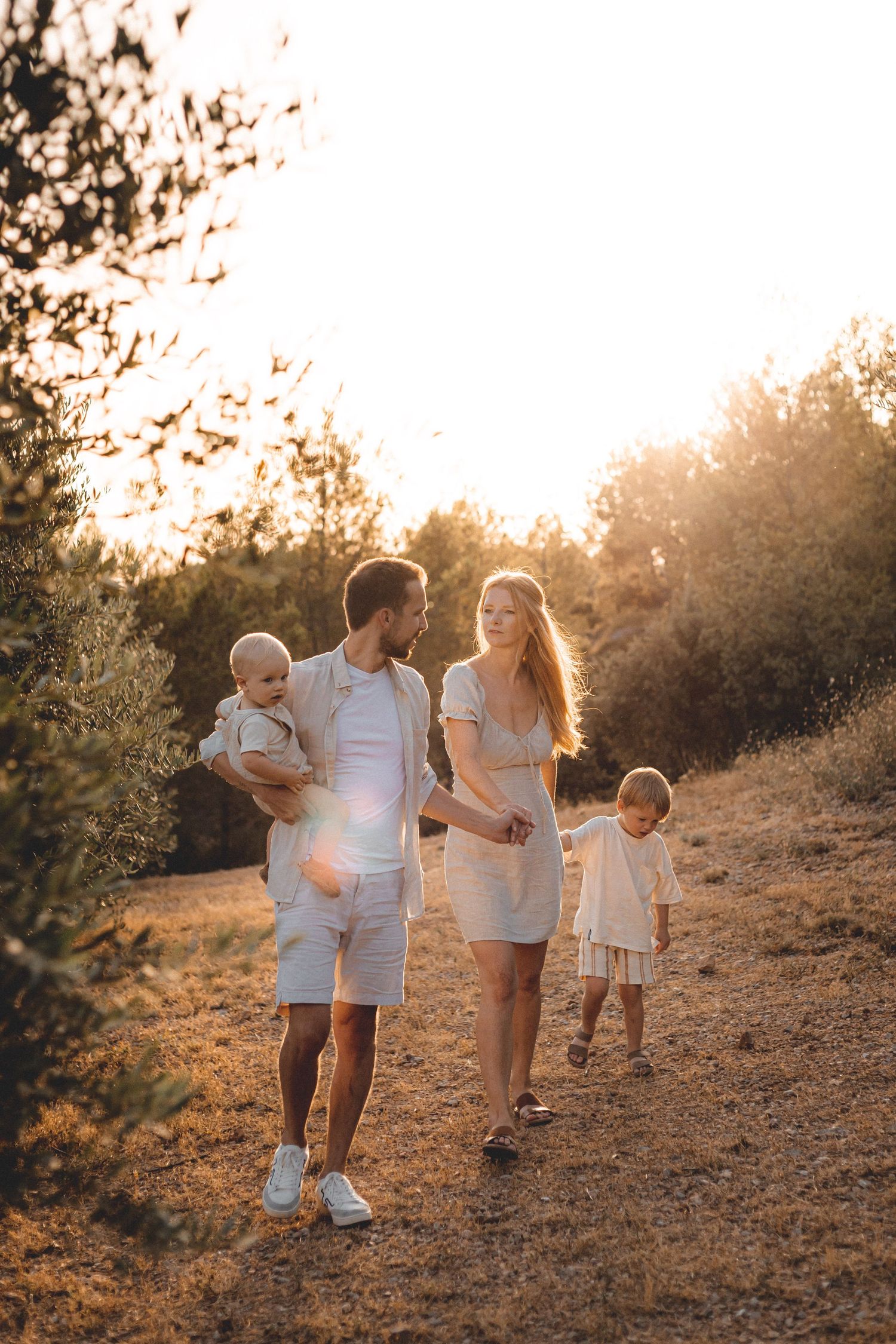 Enfants famille bébé grossesse enceinte couple coucher de soleil en provence en nature lumière naturelle extérieur été champ herbes