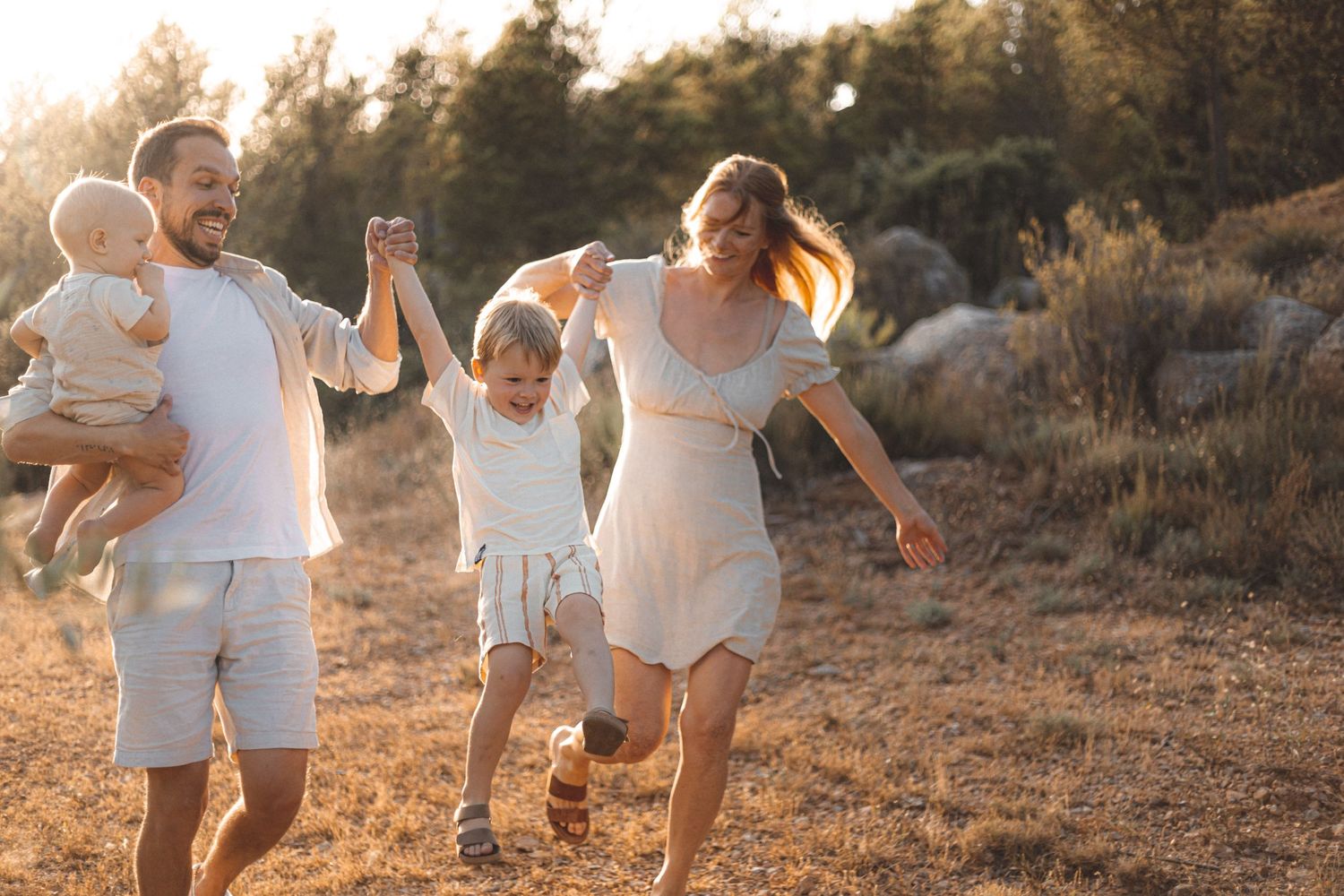 Enfants famille bébé grossesse enceinte couple coucher de soleil en provence en nature lumière naturelle extérieur été sainte victoire